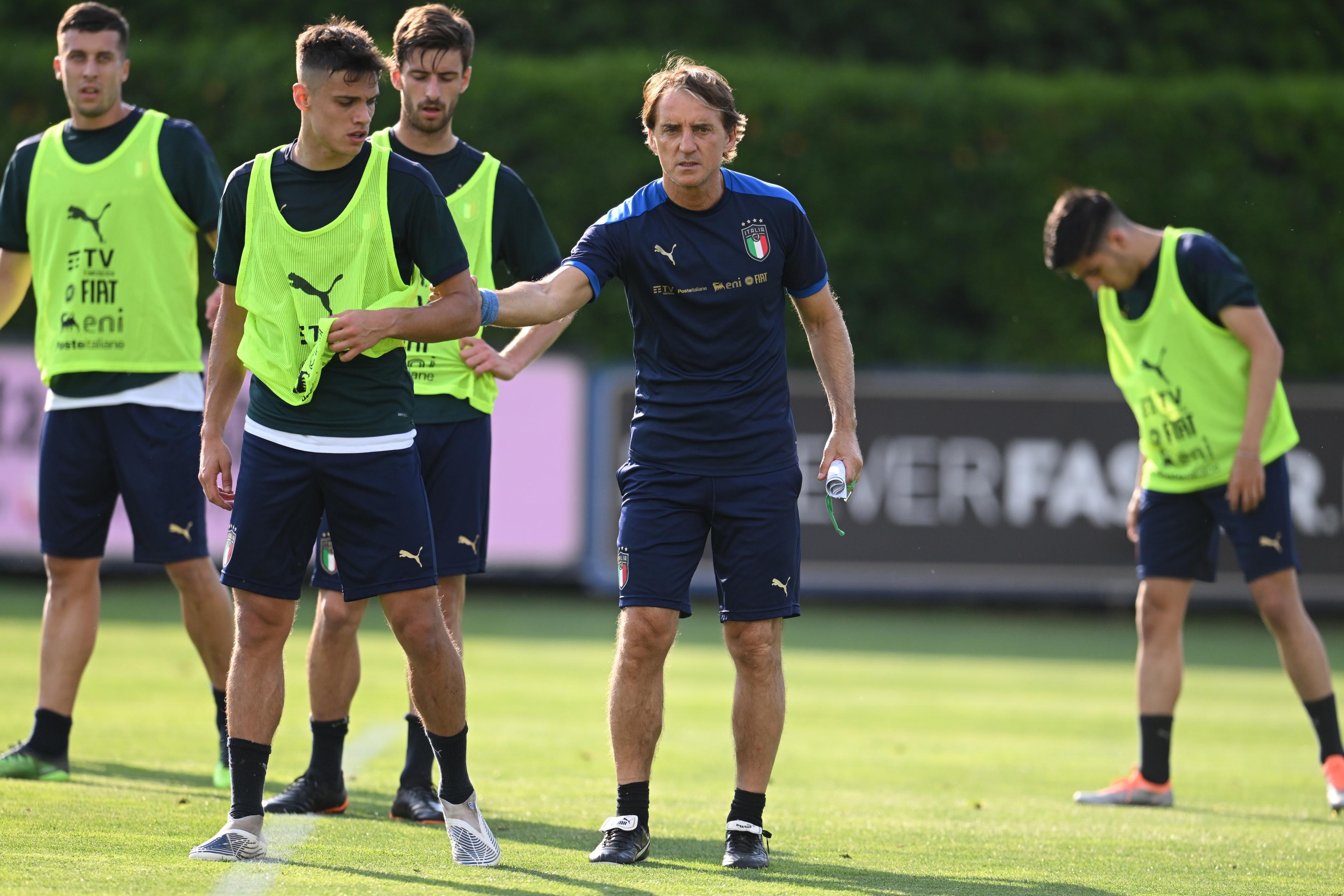 FLORENCE, ITALY - MAY 24: Head coach Italy Roberto Mancini and Samuele Ricci of Italy chat during a Italy training session at Centro Tecnico Federale di Coverciano on May 24, 2022 in Florence, Italy. (Photo by Claudio Villa/Getty Images)
