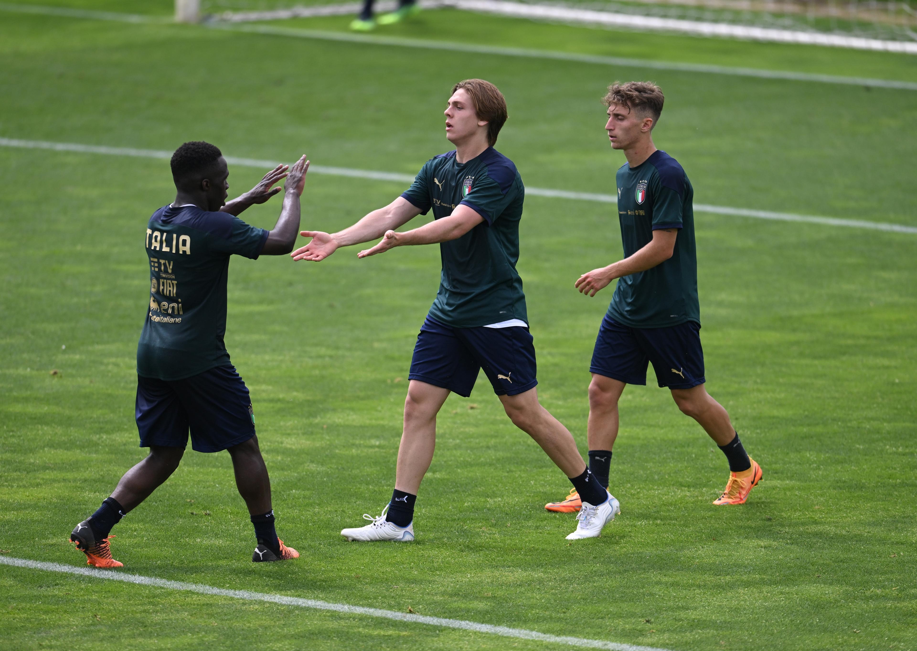 FLORENCE, ITALY - MAY 26: Alessio Zerbin of Italy (C) celebrates during a Italy training session at Centro Tecnico Federale di Coverciano on May 26, 2022 in Florence, Italy. (Photo by Claudio Villa/Getty Images)