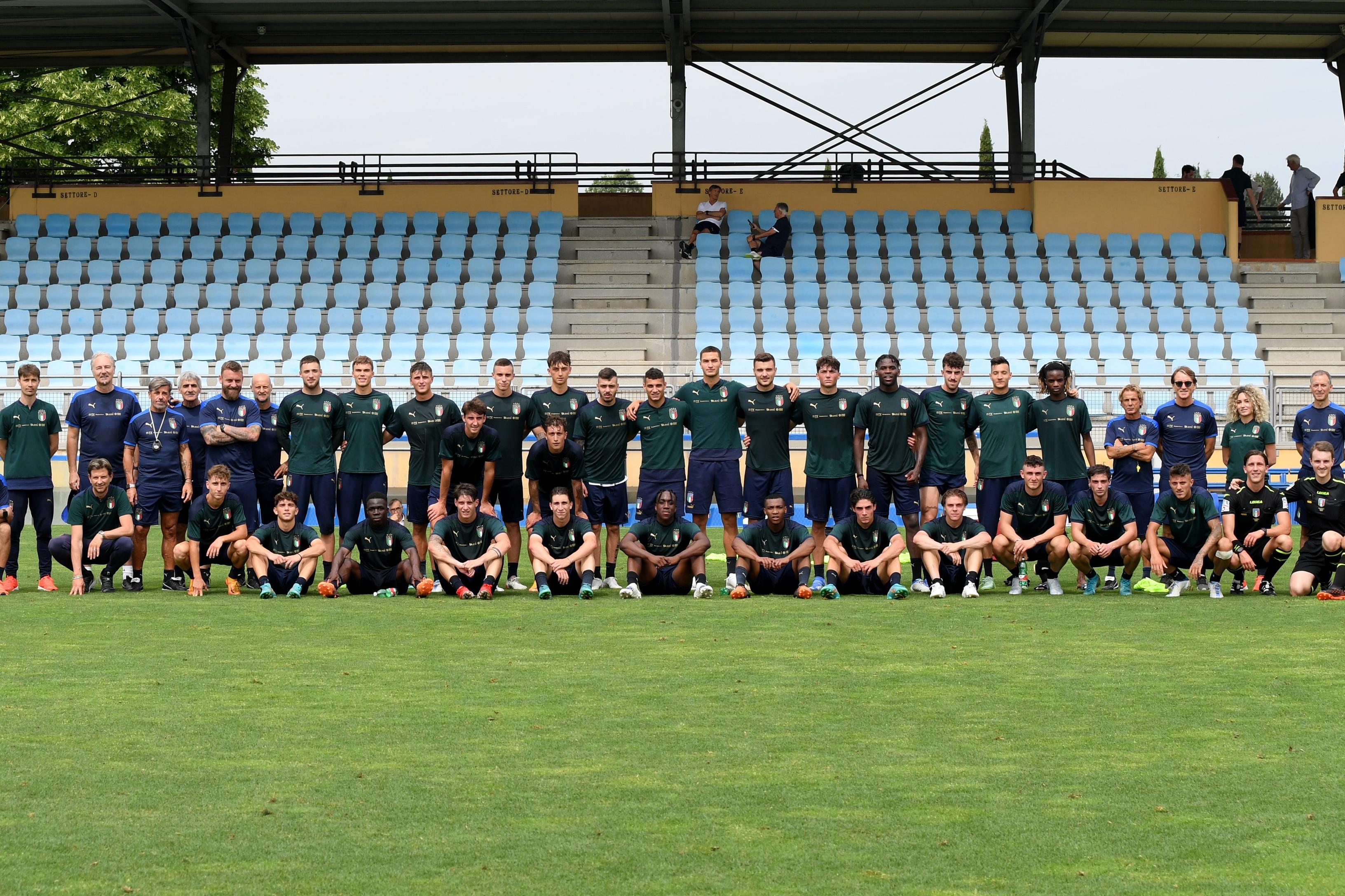 FLORENCE, ITALY - MAY 26: Players and staff of Italy pose for a photo after an Italy training session at Centro Tecnico Federale di Coverciano on May 26, 2022 in Florence, Italy. (Photo by Claudio Villa/Getty Images)
