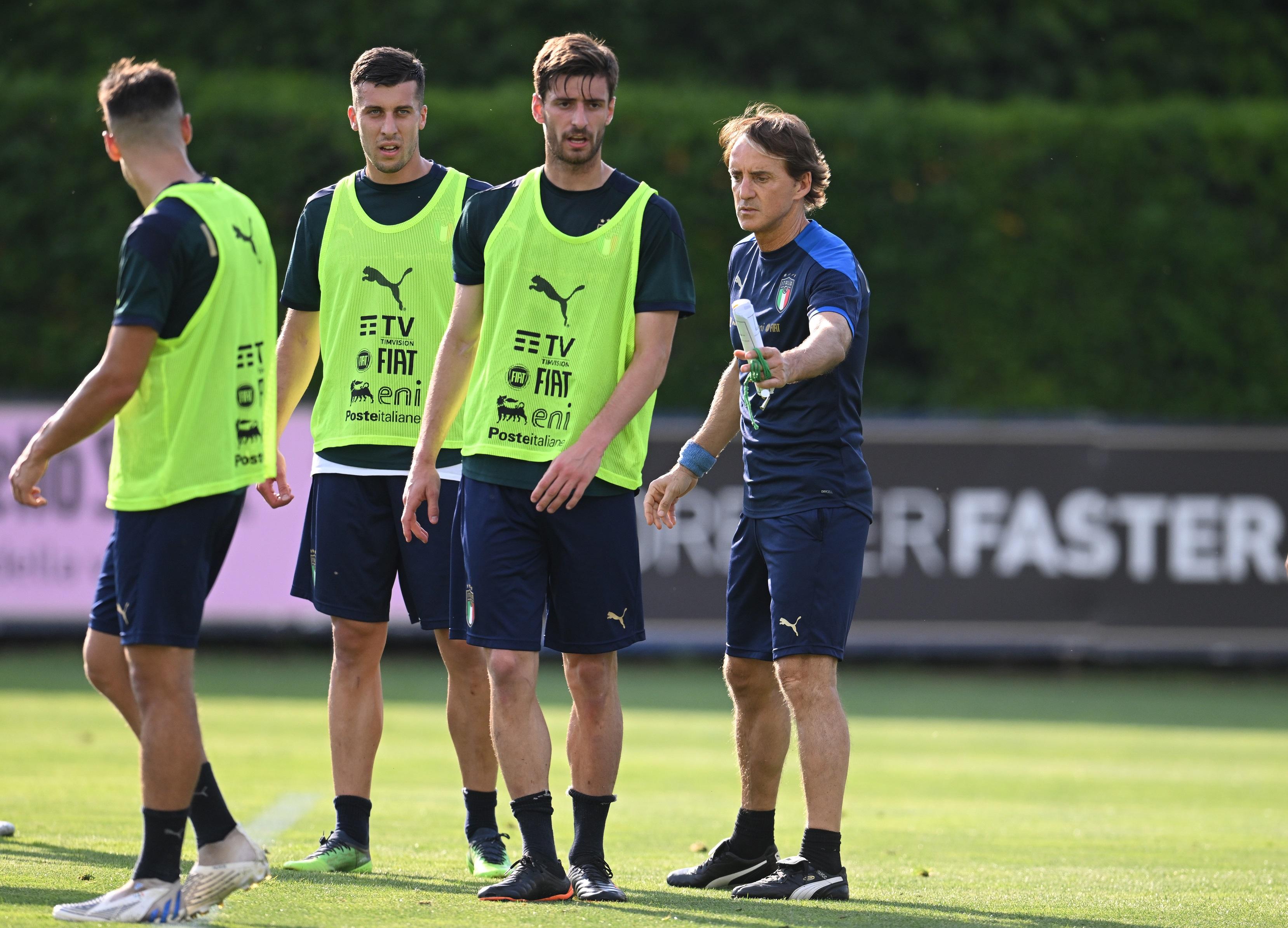 FLORENCE, ITALY - MAY 24: Head coach Italy Roberto Mancini and Matteo Gabbia of Italy chat during a Italy training session at Centro Tecnico Federale di Coverciano on May 24, 2022 in Florence, Italy. (Photo by Claudio Villa/Getty Images)