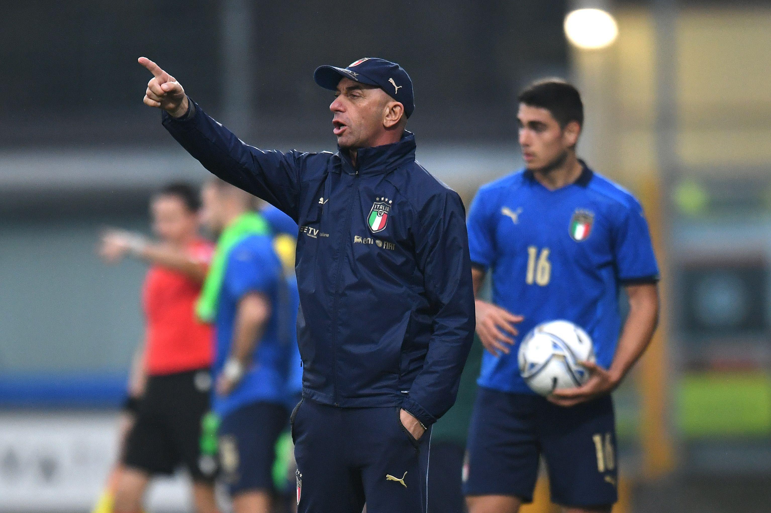 SASSUOLO, ITALY - NOVEMBER 15: Alberto Bollini head coach of Italy U20 issues instructions to his players during the match Italy U20 and Romania U20 at Enzo Ricci Stadium on November 15, 2021 in Sassuolo, Italy. (Photo by Alessandro Sabattini/Getty Images)