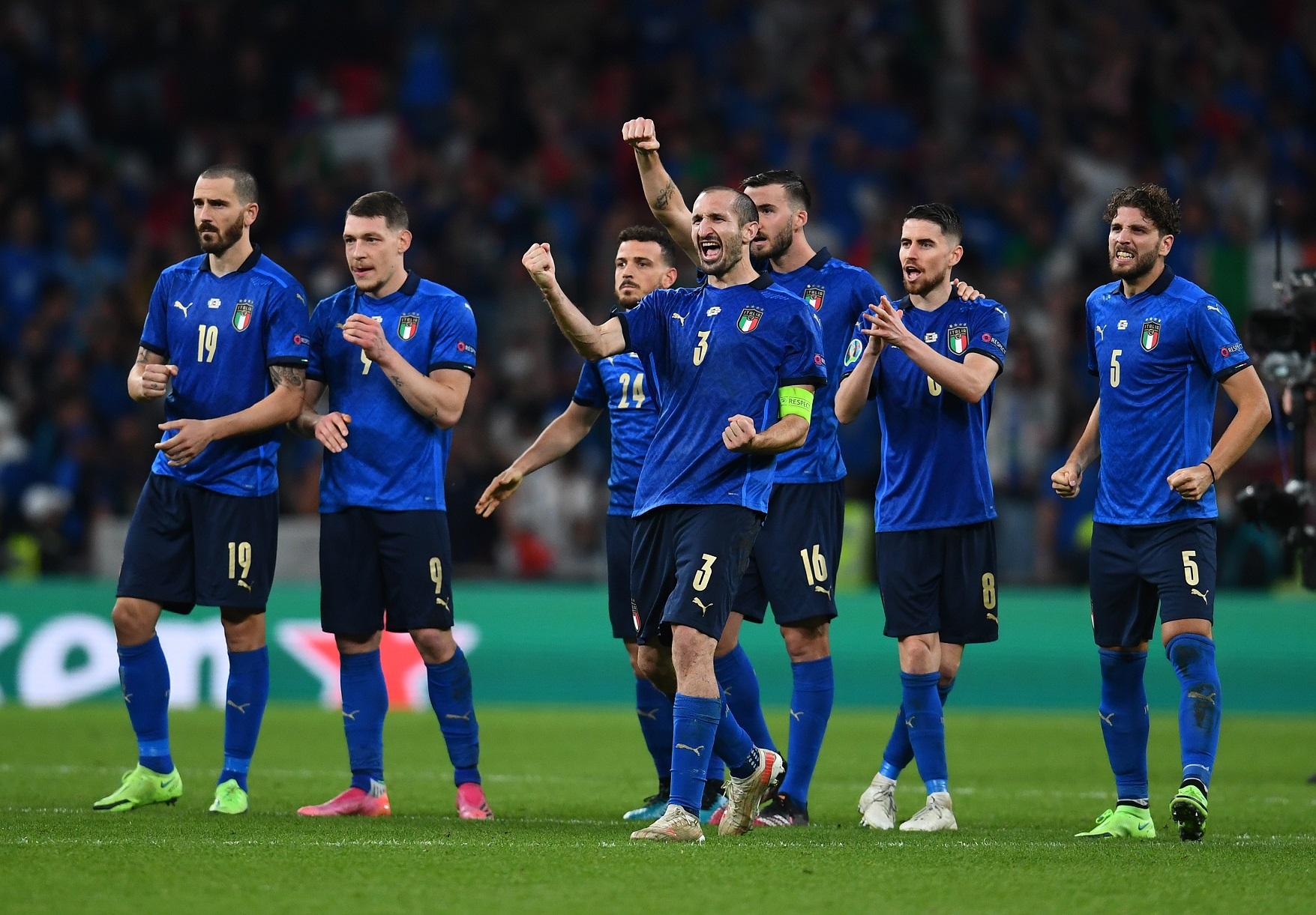 LONDON, ENGLAND - JULY 11: Leonardo Bonucci, Andrea Belotti, Alessandro Florenzi, Giorgio Chiellini, Bryan Cristante, Jorginho and Manuel Locatelli of Italy celebrate during the penalty shoot out during the UEFA Euro 2020 Championship Final between Italy and England at Wembley Stadium on July 11, 2021 in London, England. (Photo by Claudio Villa/Getty Images)