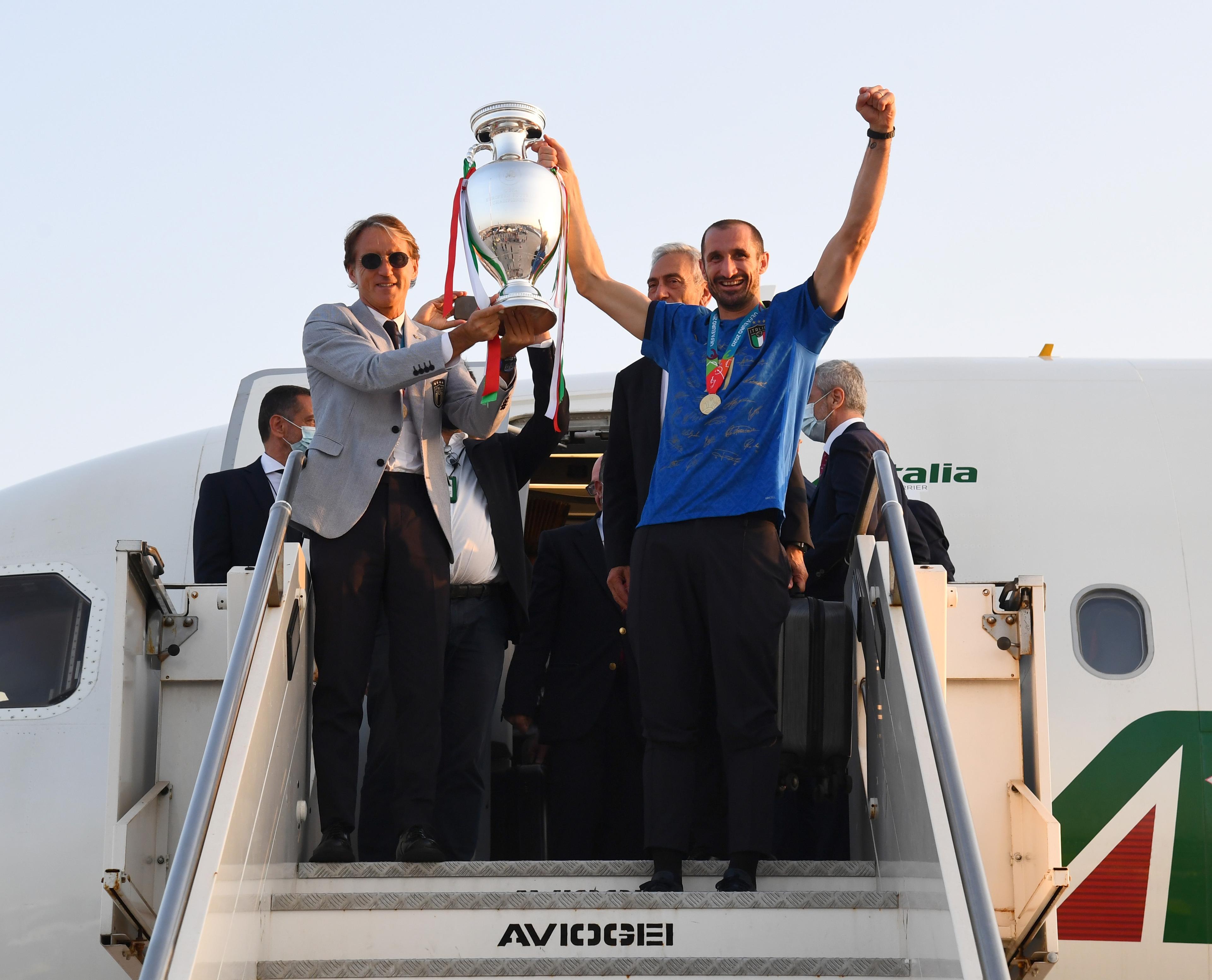 ROME, ITALY - JULY 12: Coach Roberto Mancini and captain Giorgio Chiellini lift The Henri Delaunay Trophy after travelling back to Rome following the Euro 2020 victory on July 12, 2021 in Rome, Italy. (Photo by Claudio Villa/Getty Images)