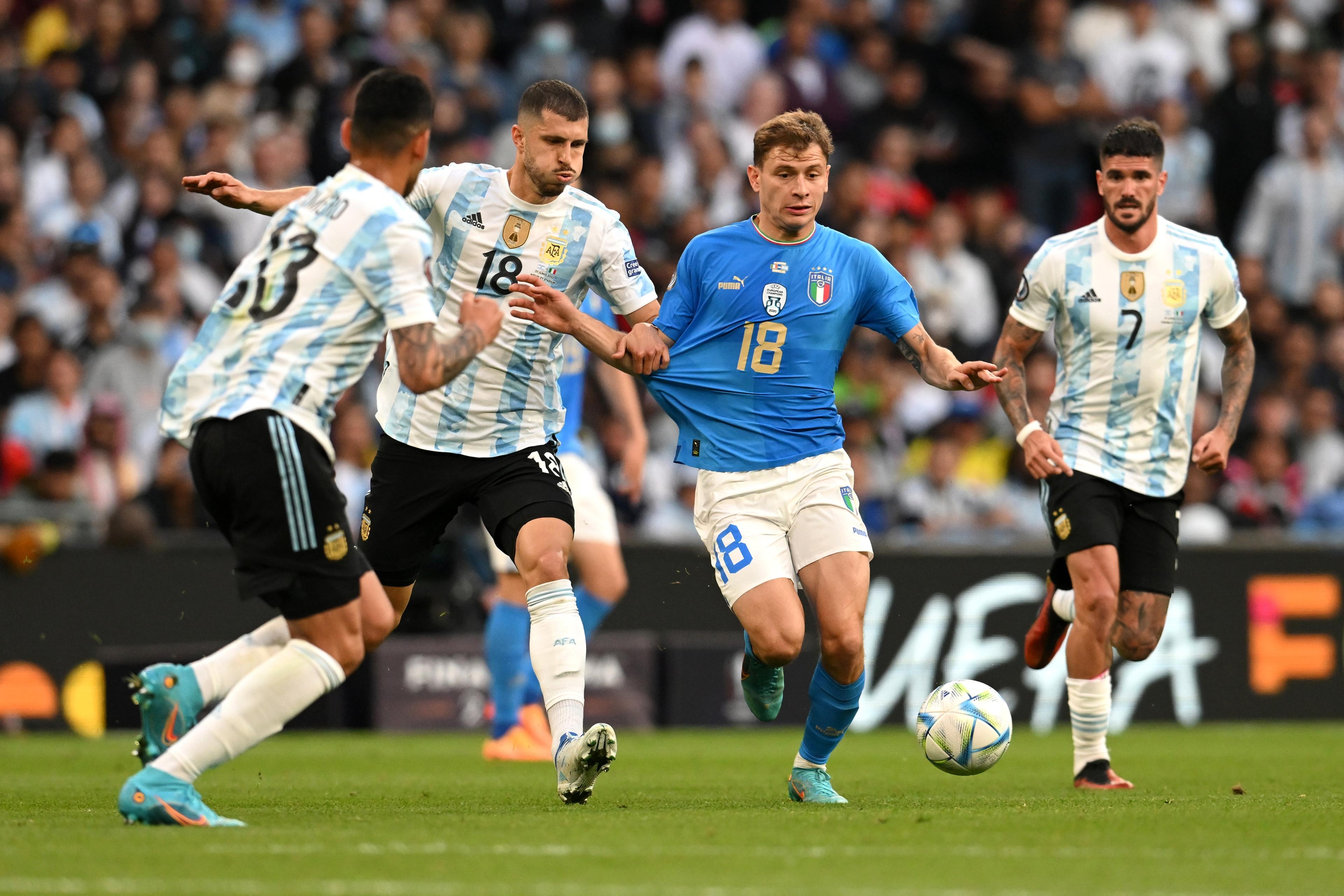 LONDON, ENGLAND - JUNE 01: Guido Rodriguez of Argentina challenges Nicolo Barella of Italy during the 2022 Finalissima match between Italy and Argentina at Wembley Stadium on June 01, 2022 in London, England. (Photo by Claudio Villa/Getty Images)