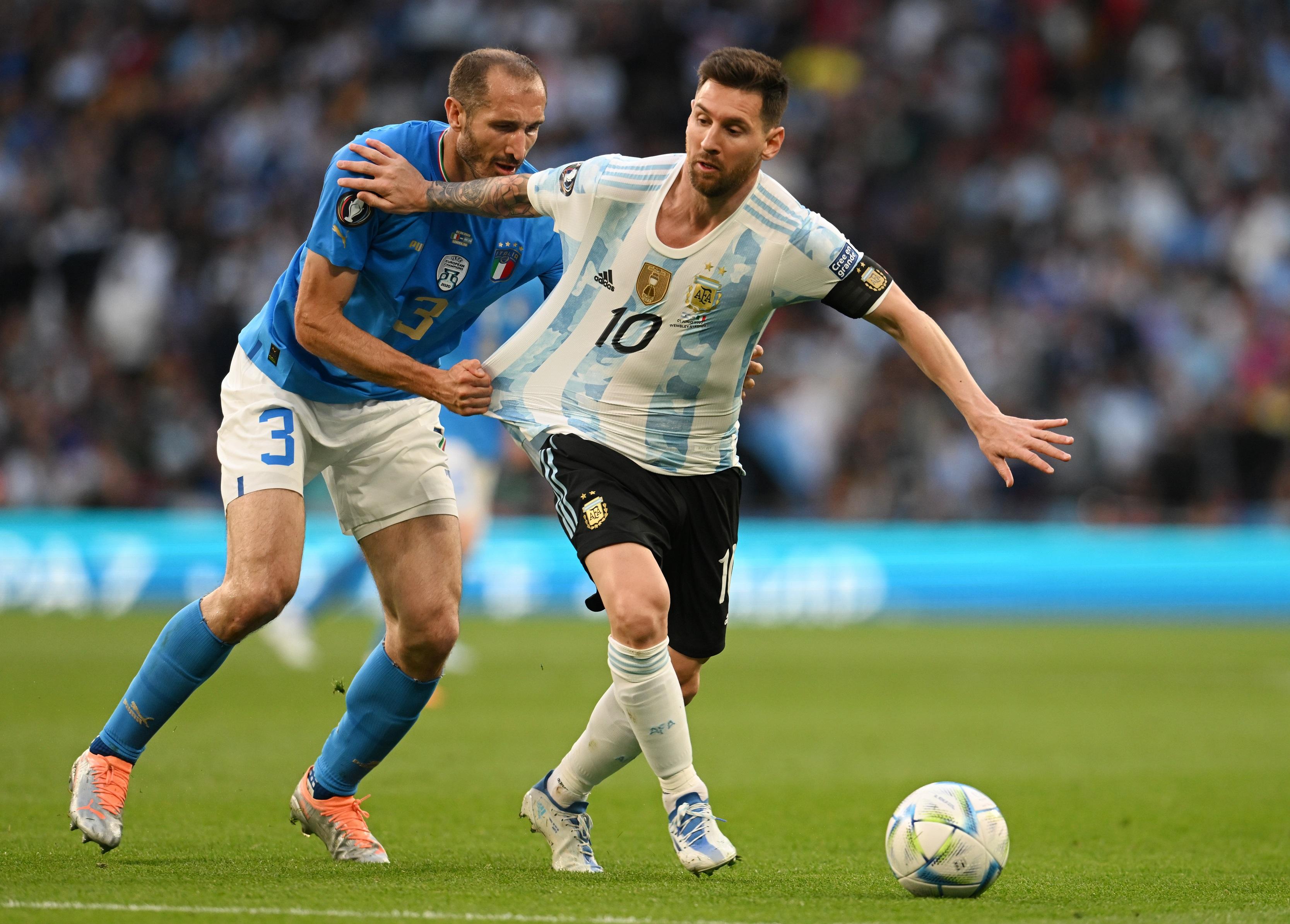 LONDON, ENGLAND - JUNE 01: Giorgio Chiellini of Italy challenges Lionel Messi of Argentina during the 2022 Finalissima match between Italy and Argentina at Wembley Stadium on June 01, 2022 in London, England. (Photo by Claudio Villa/Getty Images)