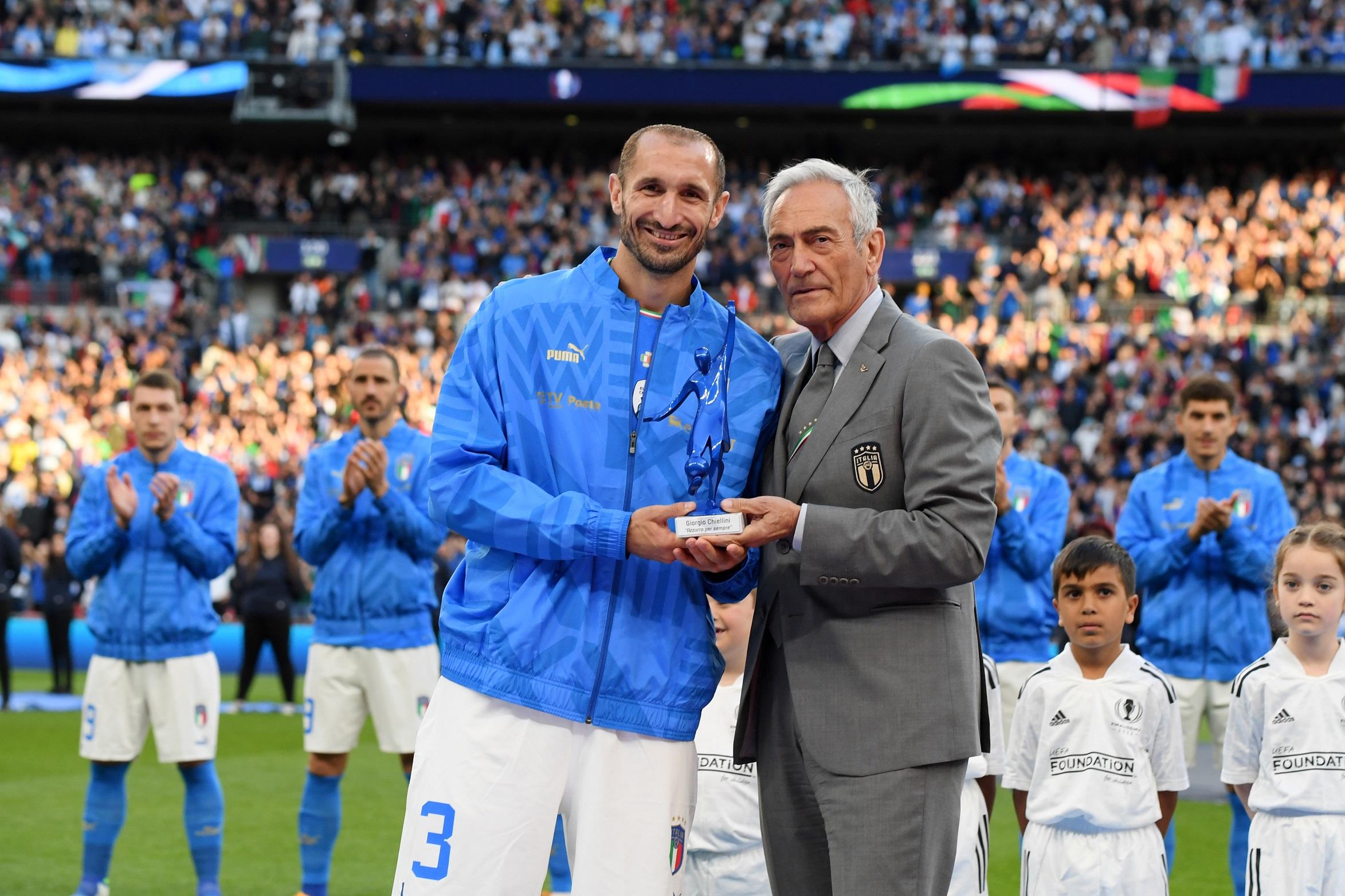 LONDON, ENGLAND - JUNE 01: Giorgio Chiellini of Italy receives an award before their final game for Italy from Gabriele Gravina, President of Italian Football Federation prior to the 2022 Finalissima match between Italy and Argentina at Wembley Stadium on June 01, 2022 in London, England. (Photo by Claudio Villa/Getty Images)