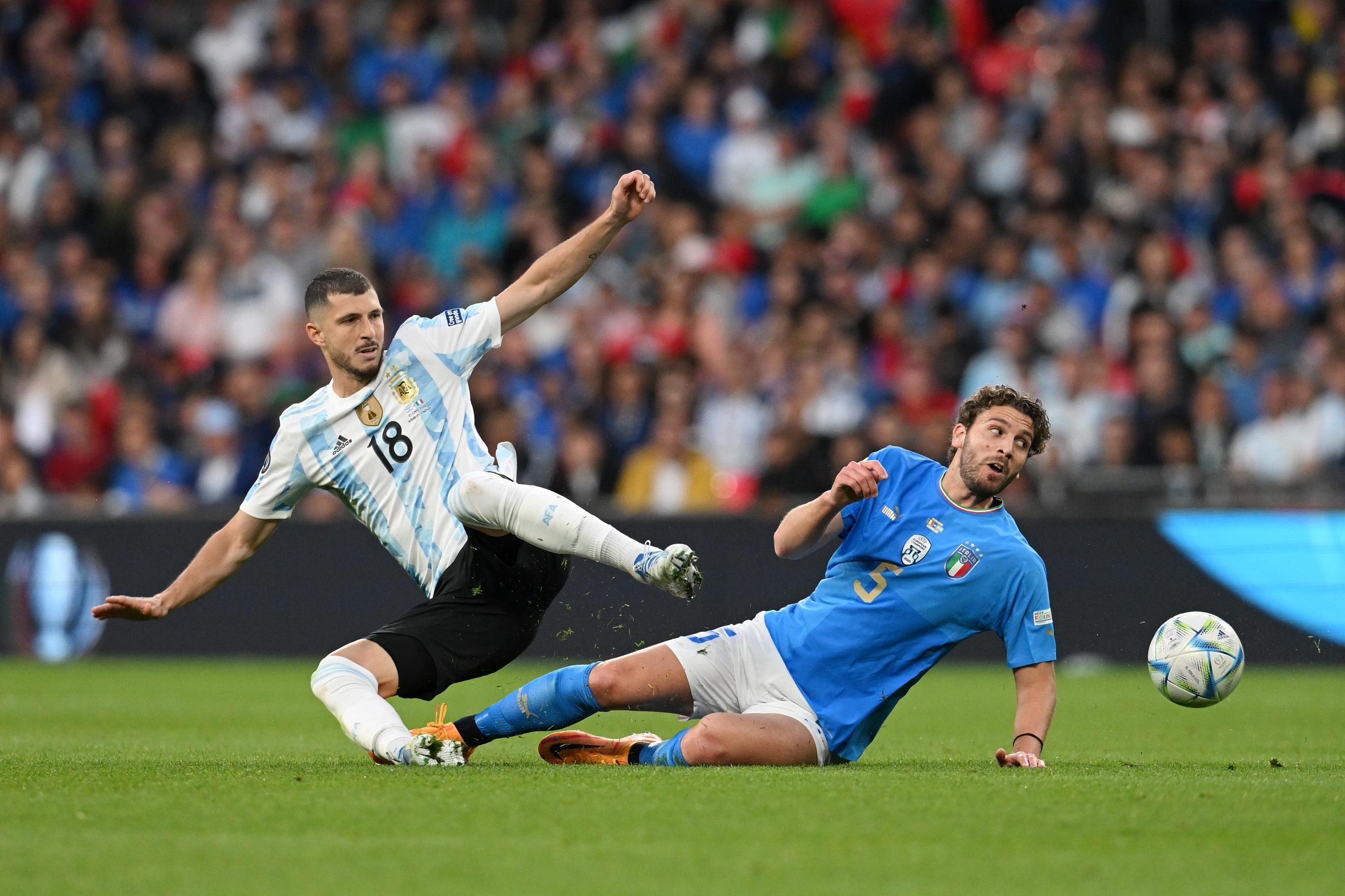 LONDON, ENGLAND - JUNE 01: Guido Rodriguez of Argentina is challenged by Manuel Locatelli of Italy during the 2022 Finalissima match between Italy and Argentina at Wembley Stadium on June 01, 2022 in London, England. (Photo by Claudio Villa/Getty Images)
