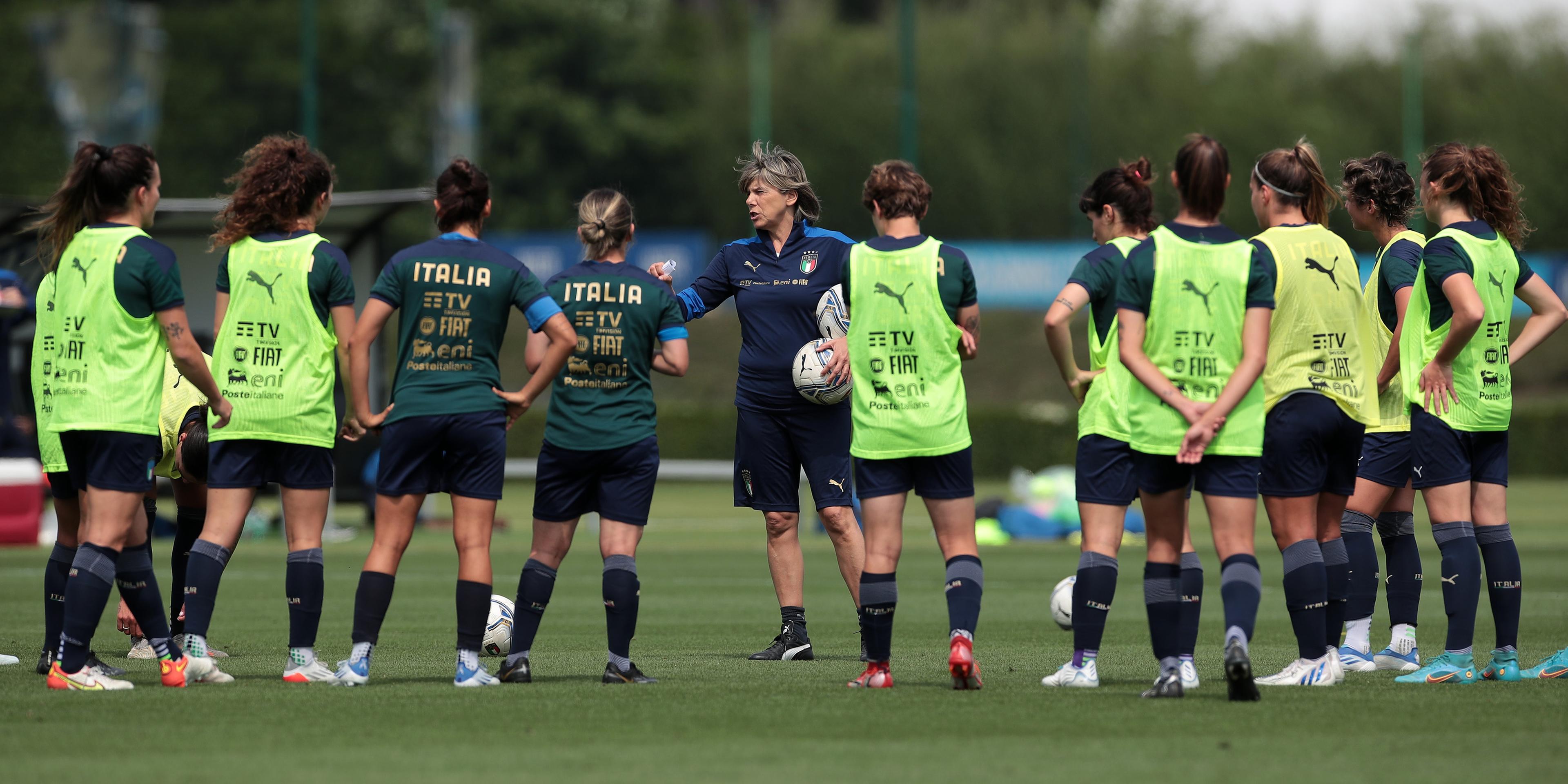 COMO, ITALY - MAY 31: Italy head coach Milena Bertolini issues instructions to her players during the Italy Women training session at Appiano Gentile on May 31, 2022 in Como, Italy. (Photo by Emilio Andreoli/Getty Images)