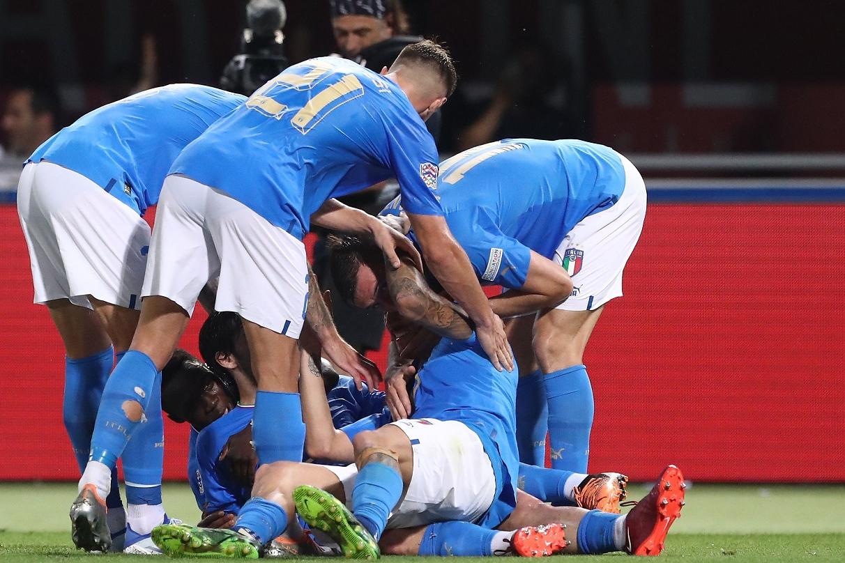 BOLOGNA, ITALY - JUNE 04: Lorenzo Pellegrini of Italy celebrates with his team-mates after scoring the opening goal during the UEFA Nations League League A Group 3 match between Italy and Germany at Renato Dall\\'Ara Stadium on June 04, 2022 in Bologna, Italy. (Photo by Marco Luzzani/Getty Images)