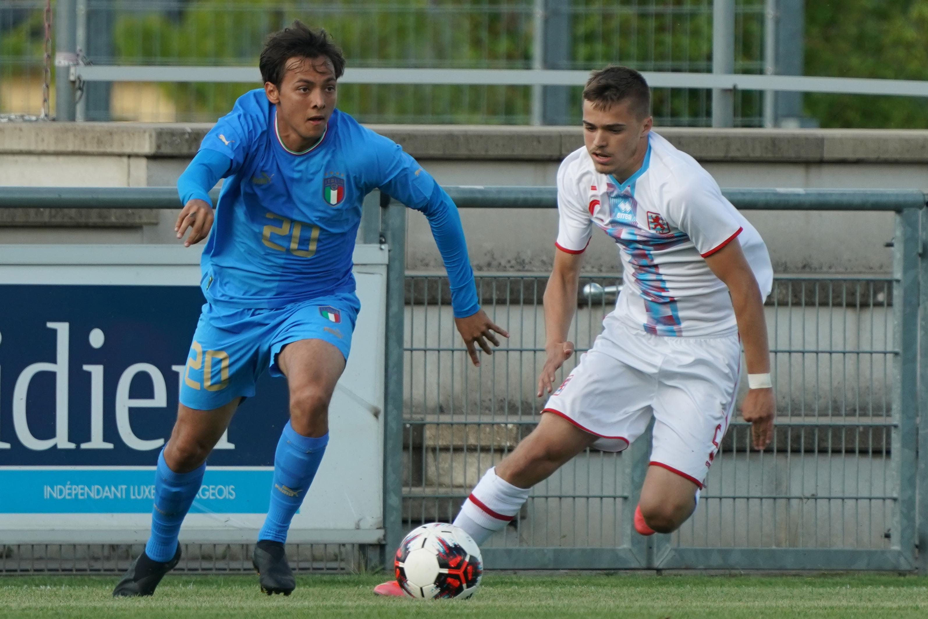 DIFFERDANGE, LUXEMBOURG - JUNE 06: Edin Osmanovic of Luxembourg U21 challenges Emanuel Vignato of Italy U21 during the UEFA European Under-21 Championship Qualifier Group F match between Luxembourg U21 and Italy U21 at Stade Municipal de la Ville de Differdange on June 6, 2022 in Differdange, Luxembourg. (Photo by Andreas Schlichter/Getty Images)