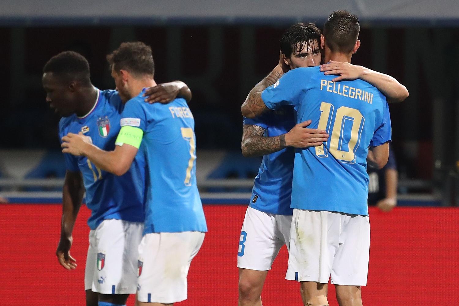 BOLOGNA, ITALY - JUNE 04: Lorenzo Pellegrini of Italy celebrates with his team-mate Sandro Tonali after scoring the opening goal during the UEFA Nations League League A Group 3 match between Italy and Germany at Renato Dall\\'Ara Stadium on June 04, 2022 in Bologna, Italy. (Photo by Marco Luzzani/Getty Images)