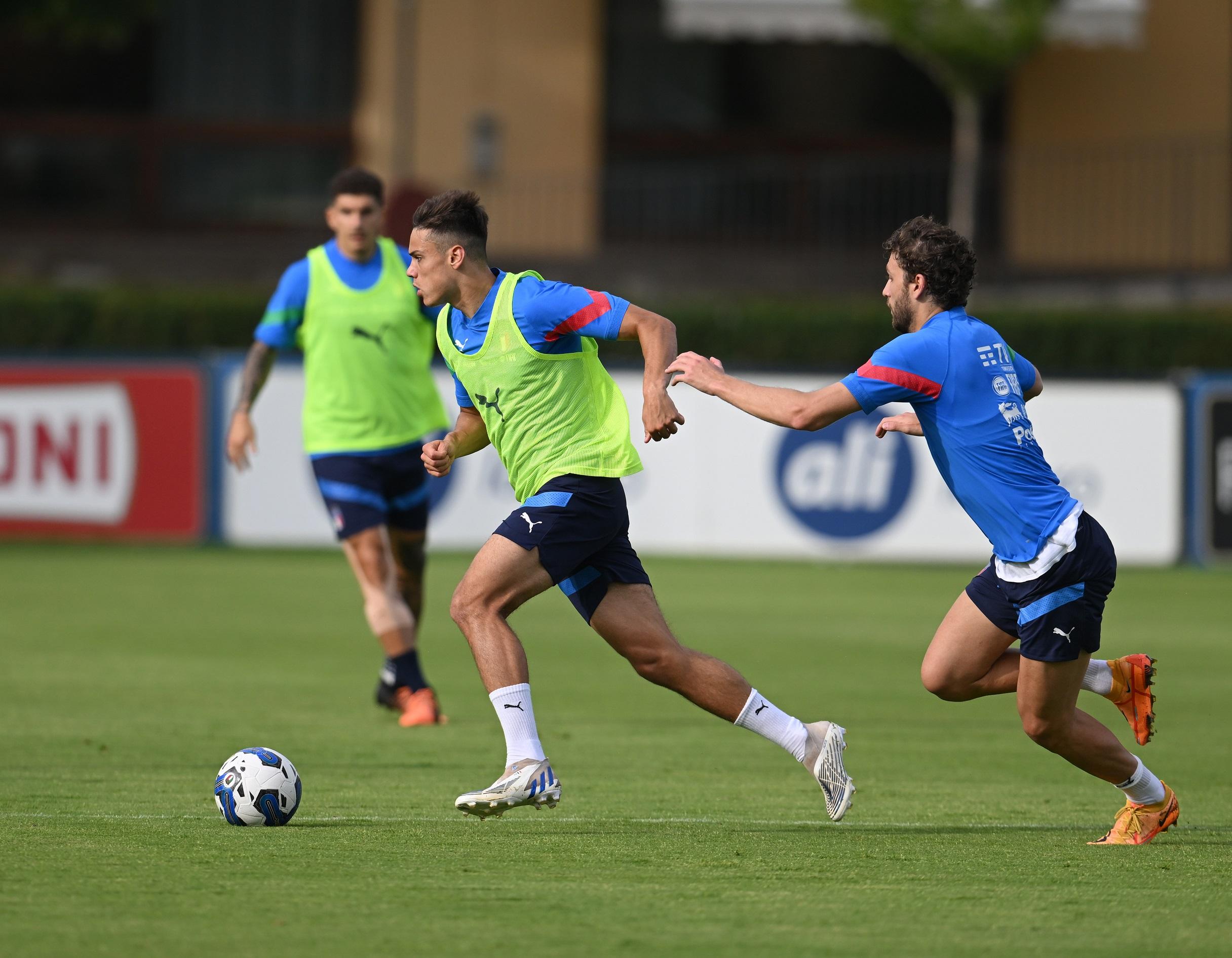 FLORENCE, ITALY - JUNE 05: Samuele Ricci and Manuel Locatelli of Italy compete for the ball during a Italy training session at Centro Tecnico Federale di Coverciano on June 05, 2022 in Florence, Italy. (Photo by Claudio Villa/Getty Images)