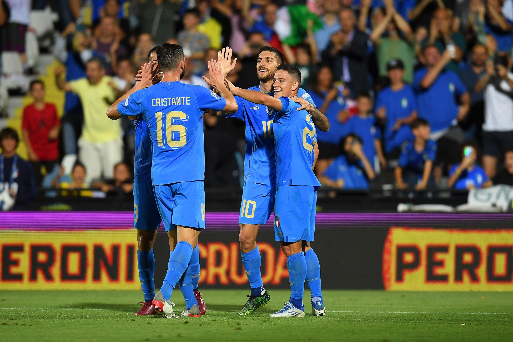CESENA, ITALY - JUNE 07: Lorenzo Pellegrini of Italy celebrates with teammates after scoring their team\\'s second goal during the UEFA Nations League League A Group 3 match between Italy and Hungary on June 07, 2022 in Cesena, Italy. (Photo by Claudio Villa/Getty Images)
