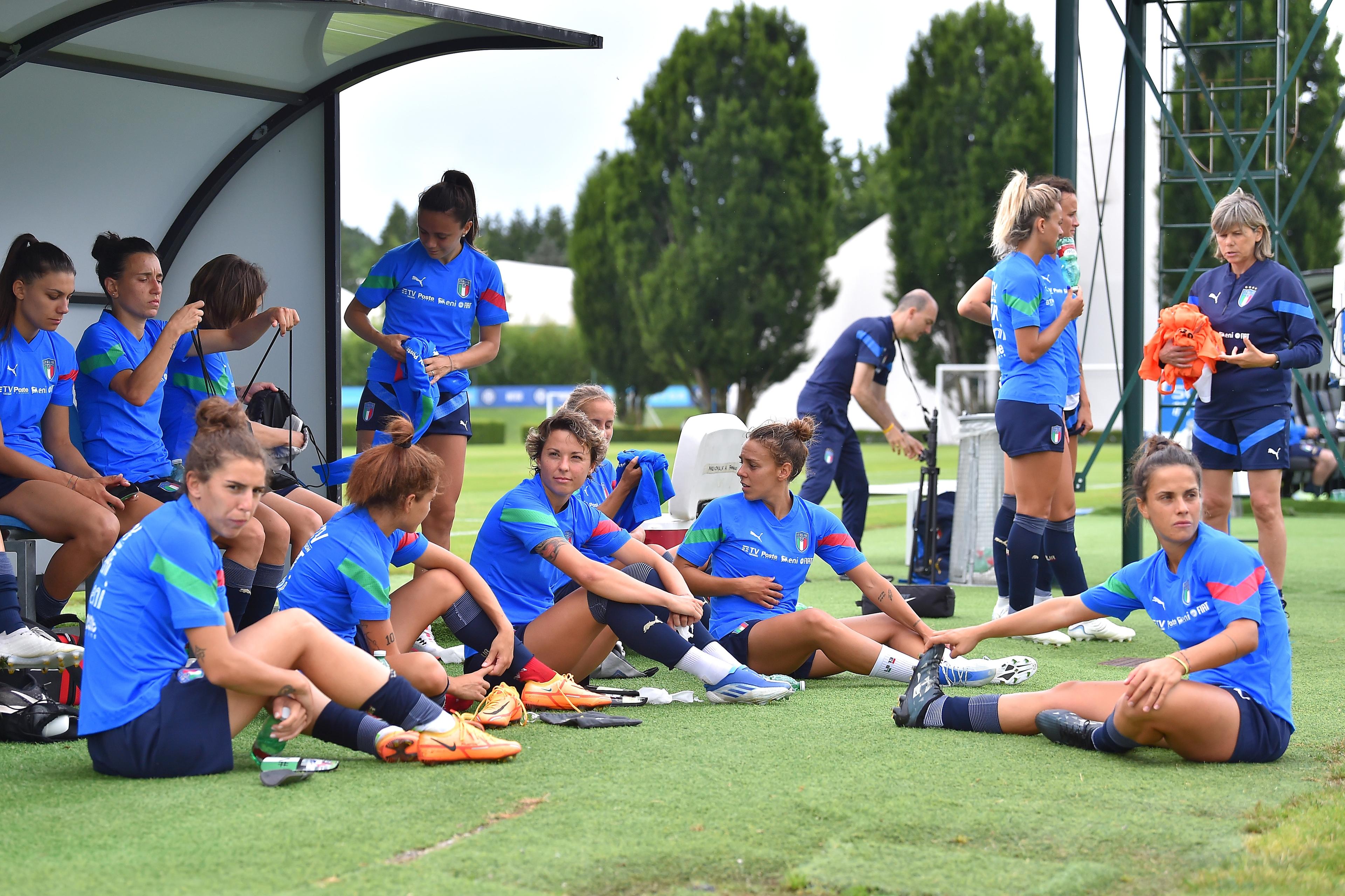 COMO, ITALY - JUNE 07: Team of Italy Women recover during the Italy Women training session at Appiano Gentile on June 07, 2022 in Como, Italy. (Photo by Mattia Pistoia/Getty Images)
