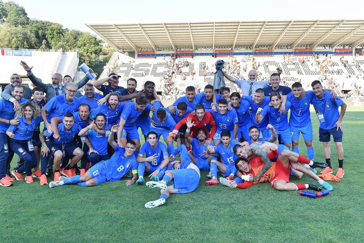 ASCOLI PICENO, ITALY - JUNE 14:  Players of Italy U21 celebrate the victory after the UEFA European Under-21 Championship Qualifier Group F match between Italy U21 and Ireland U21 at Stadio Cino e Lillo Del Duca on June 14, 2022 in Ascoli Piceno, Italy.  (Photo by Giuseppe Bellini/Getty Images)