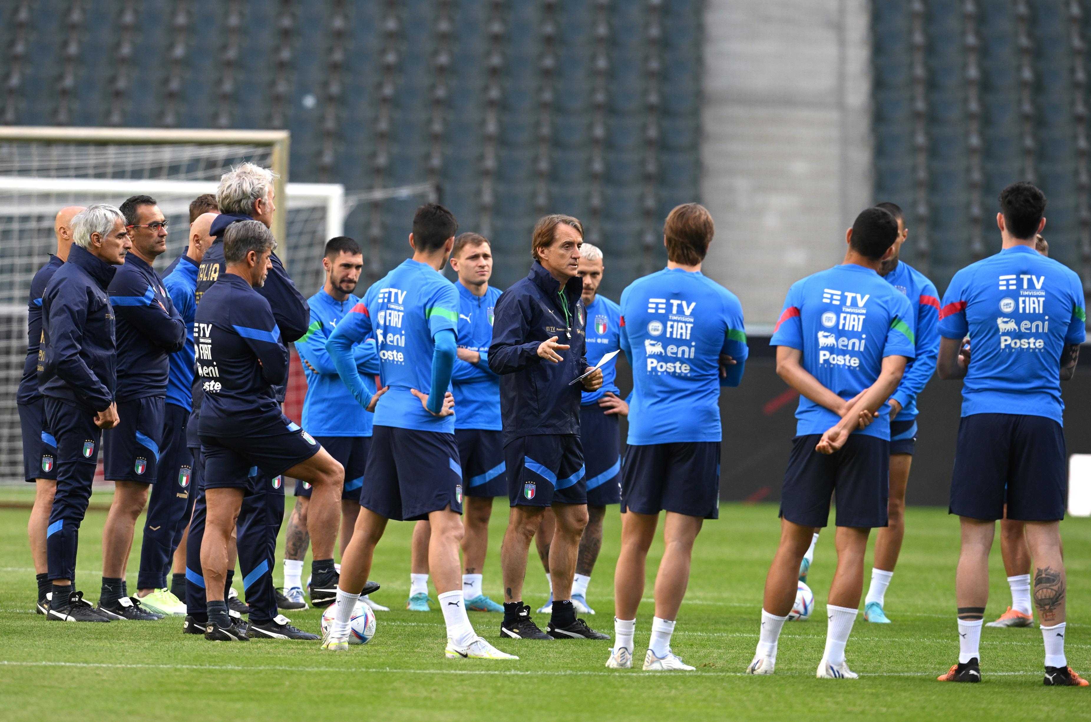MOENCHENGLADBACH, GERMANY - JUNE 13: Head coach Italy Roberto Mancini (C) reacts during an Italy training session at Borussia Park Stadium on June 13, 2022 in Moenchengladbach, Germany. (Photo by Claudio Villa/Getty Images)