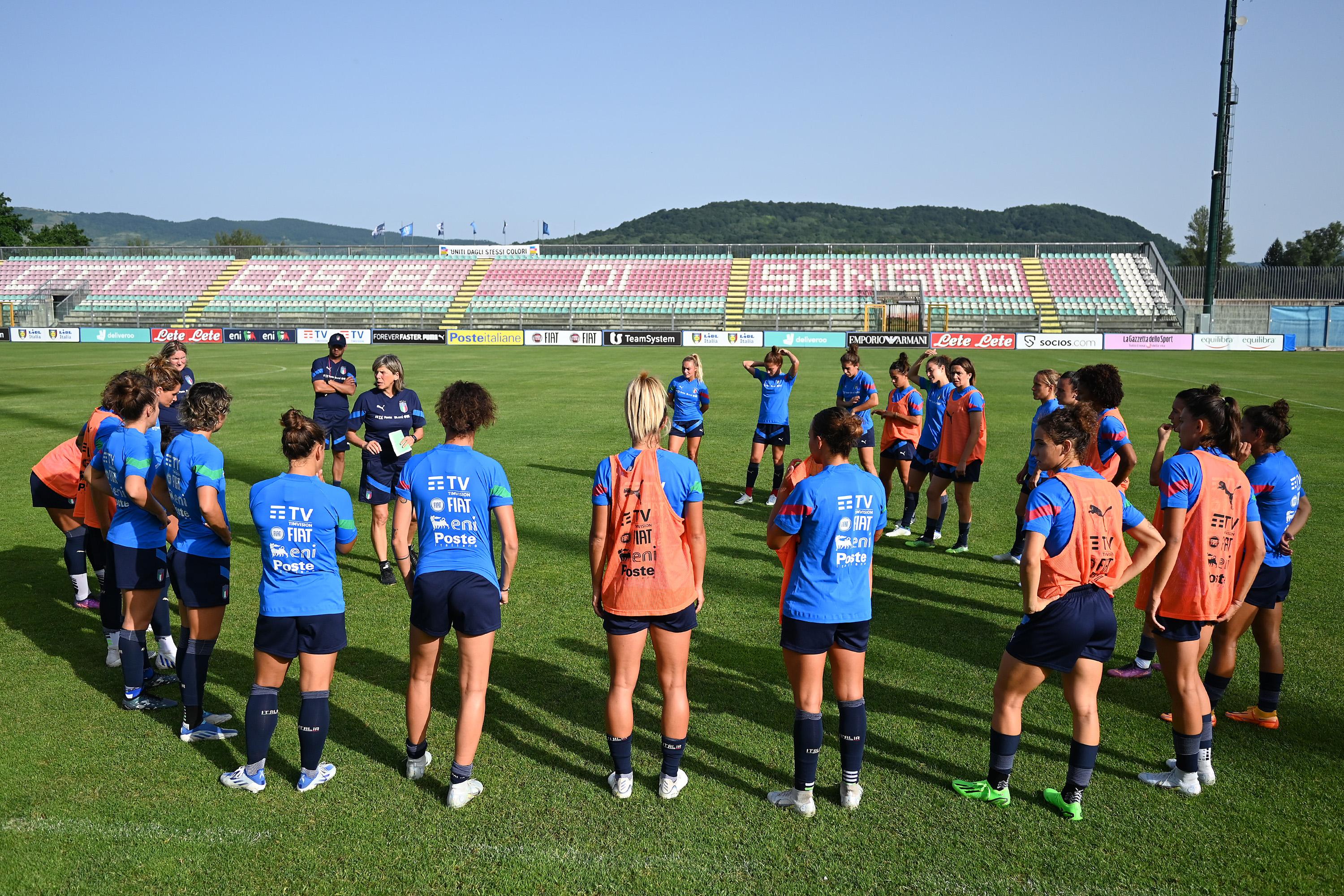CASTEL DI SANGRO, ITALY - JUNE 21: Milena Bertolini Italy Women coach talks to her players during afternoon training session on June 21, 2022 in Castel di Sangro, Italy. (Photo by Francesco Pecoraro/Getty Images)