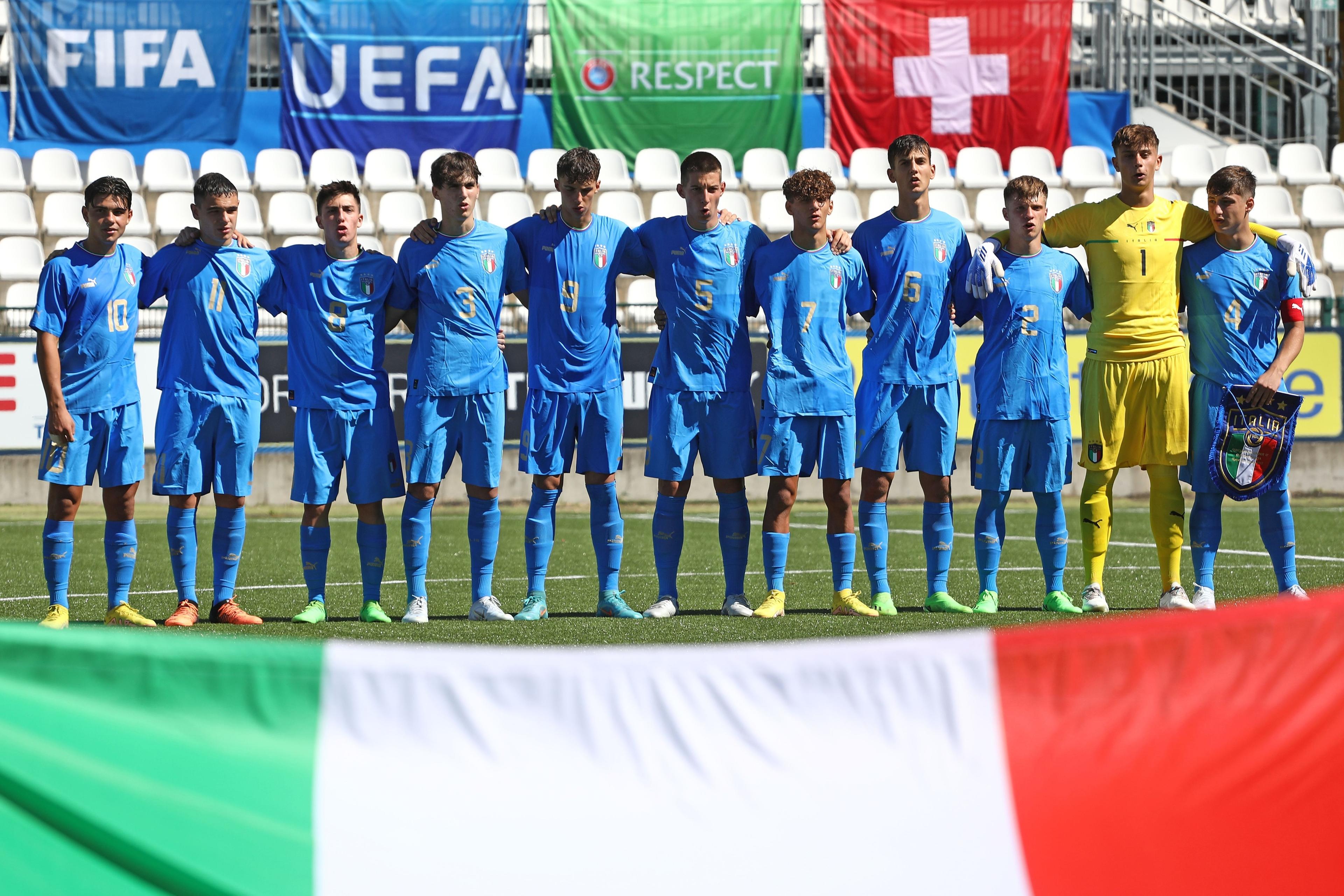 VERCELLI, ITALY - AUGUST 23: Italy team line up before during the International Friendly Match between Italy U17 and Switzerland U17 at Stadio Silvio Piola on August 23, 2022 in Vercelli, Italy. (Photo by Marco Luzzani/Getty Images)
