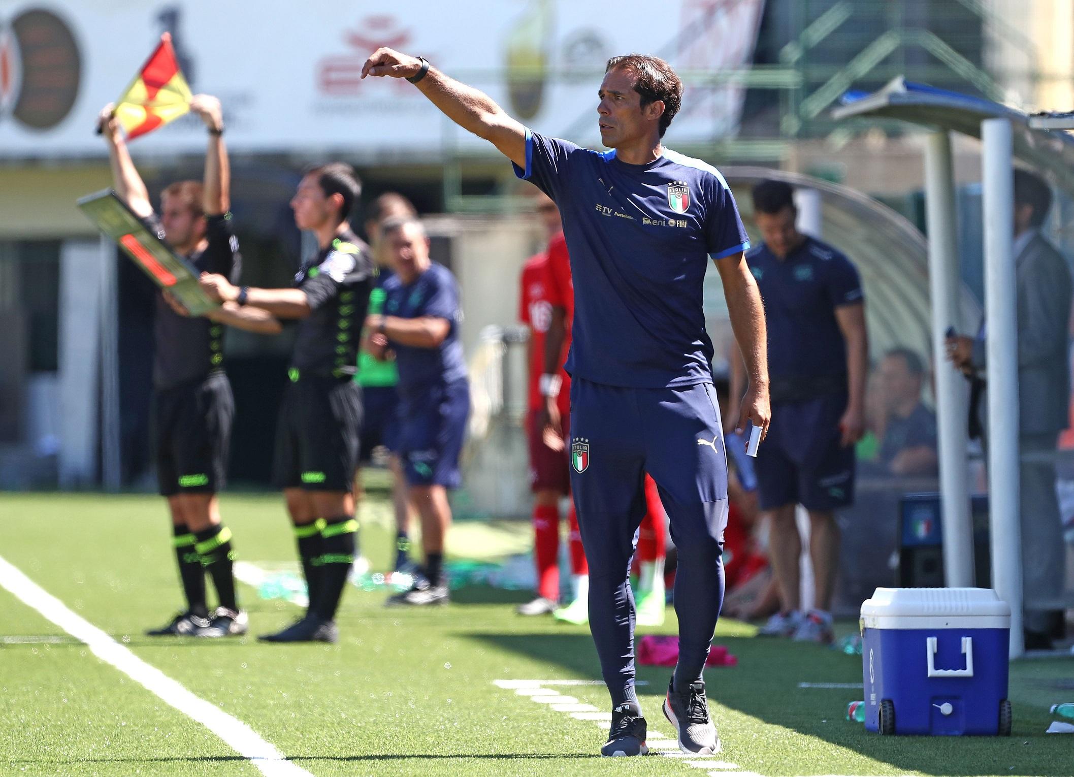 VERCELLI, ITALY - AUGUST 23: Italy coach Bernardo Corradi issues instructions to his players during the International Friendly Match between Italy U17 and Switzerland U17 at Stadio Silvio Piola on August 23, 2022 in Vercelli, Italy. (Photo by Marco Luzzani/Getty Images)