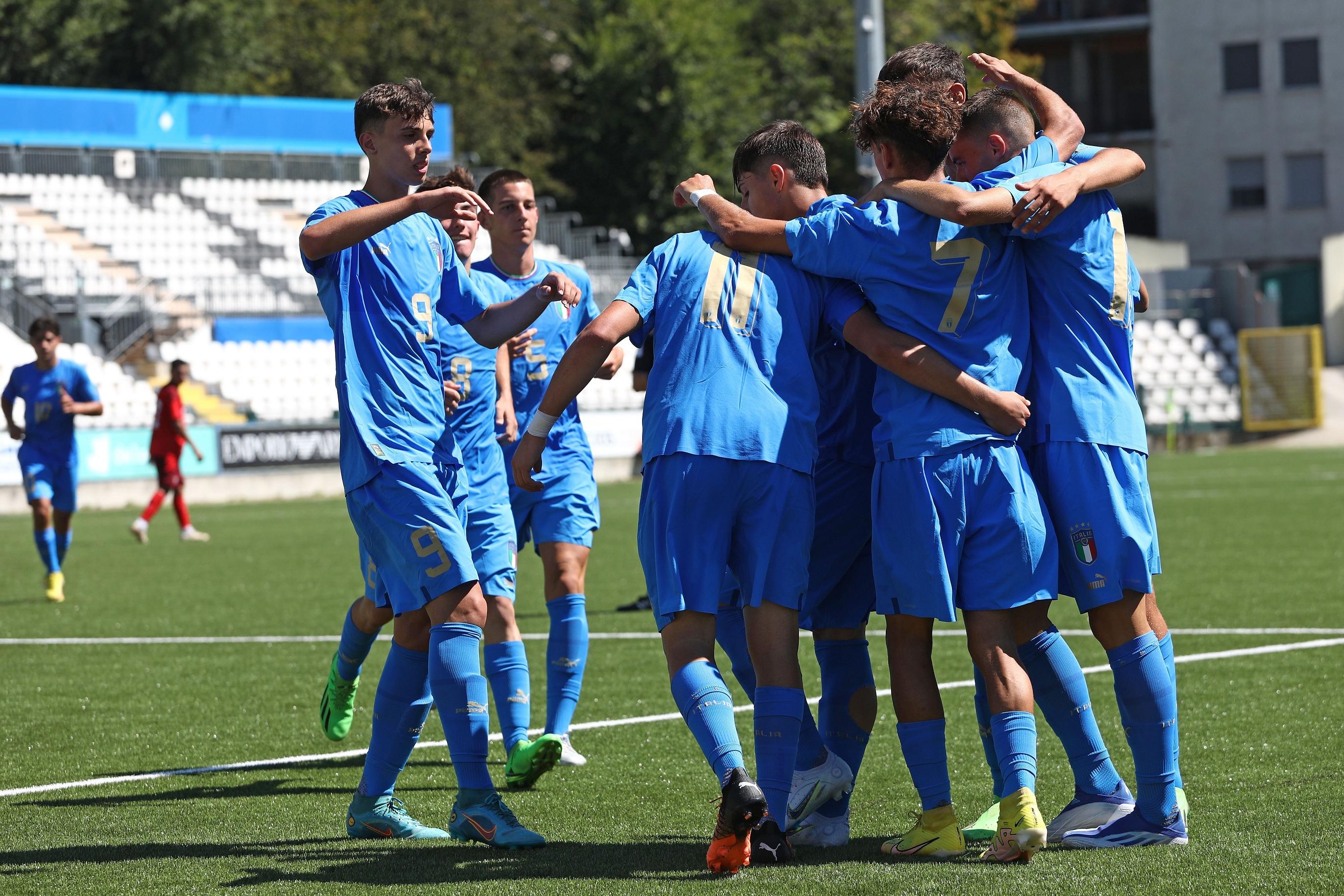 VERCELLI, ITALY - AUGUST 23: Tommaso Ravaglioli of Italy celebrates his second goal with his team-mates during the International Friendly Match between Italy U17 and Switzerland U17 at Stadio Silvio Piola on August 23, 2022 in Vercelli, Italy. (Photo by Marco Luzzani/Getty Images)