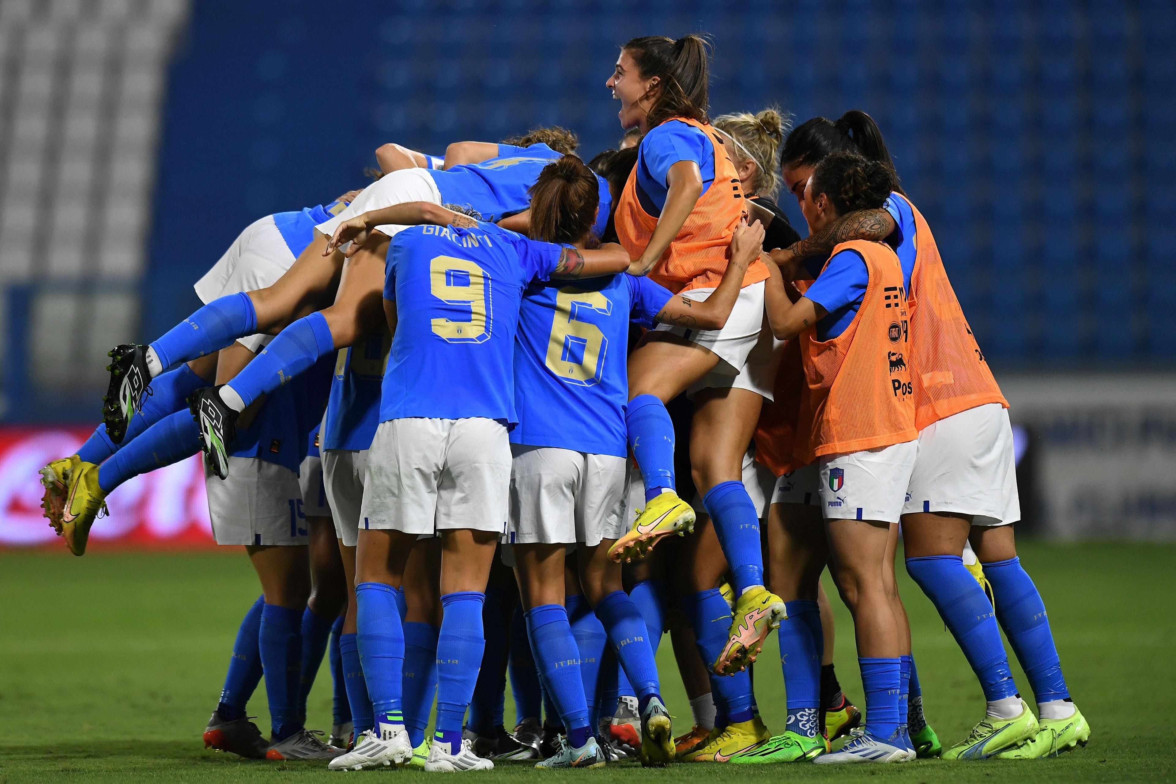 ROME, ITALY - SEPTEMBER 06: Lisa Boattin of Italy Women celebrates after scoring her team second goal with teammatesduring the FIFA Women's World Cup 2023 Qualifier group G match between Italy and Romania at on September 06, 2022 in Rome , Italy. (Photo by Alessandro Sabattini/Getty Images)
