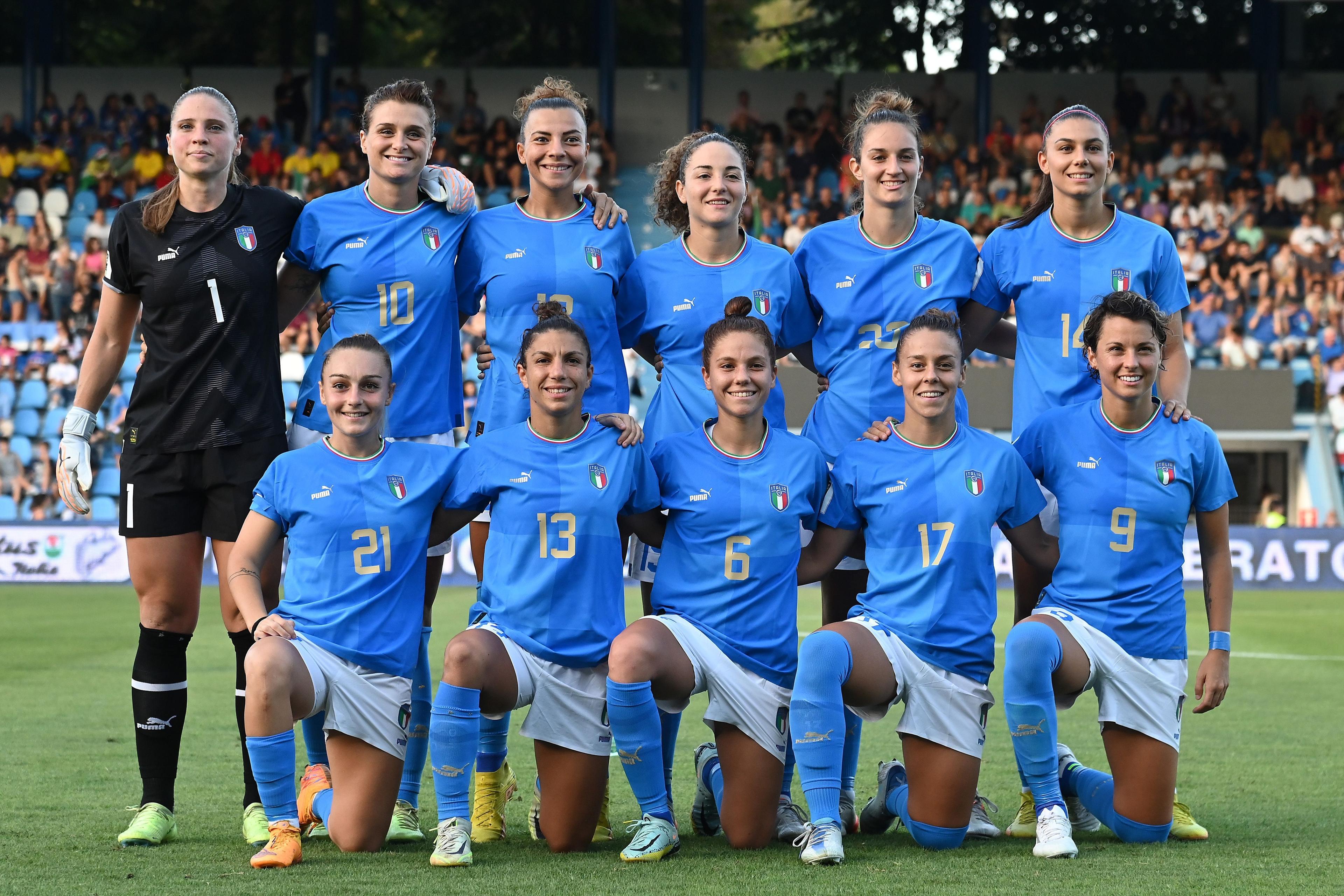 ROME, ITALY - SEPTEMBER 06:Italy team line up during the FIFA Women\\'s World Cup 2023 Qualifier group G match between Italy and Romania at  on September 06, 2022 in Rome , Italy. (Photo by Alessandro Sabattini/Getty Images)