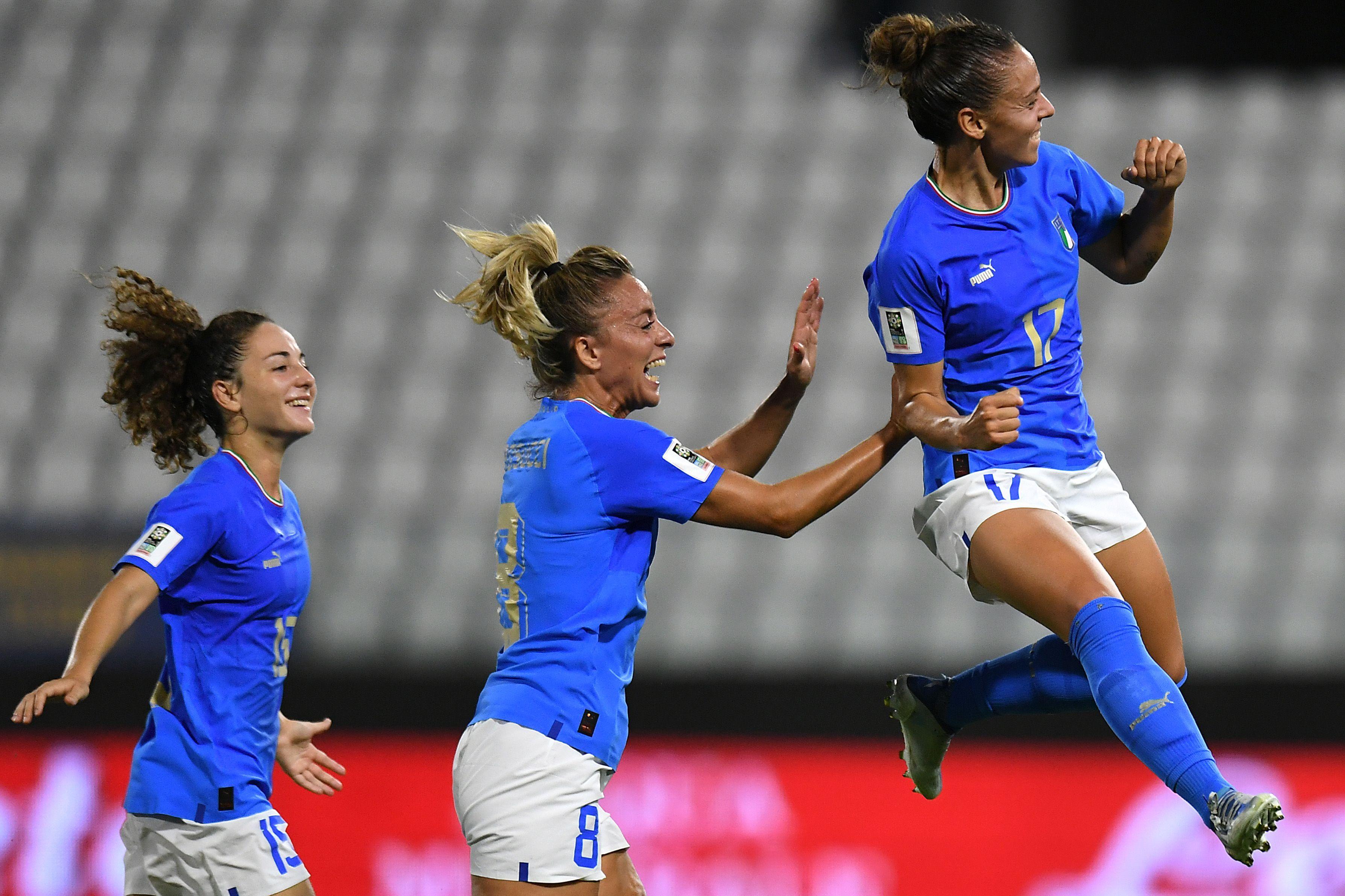 ROME, ITALY - SEPTEMBER 06: Lisa Boattin of Italy Women celebrates after scoring her team second goal with teammatesduring the FIFA Women's World Cup 2023 Qualifier group G match between Italy and Romania at on September 06, 2022 in Rome , Italy. (Photo by Alessandro Sabattini/Getty Images)