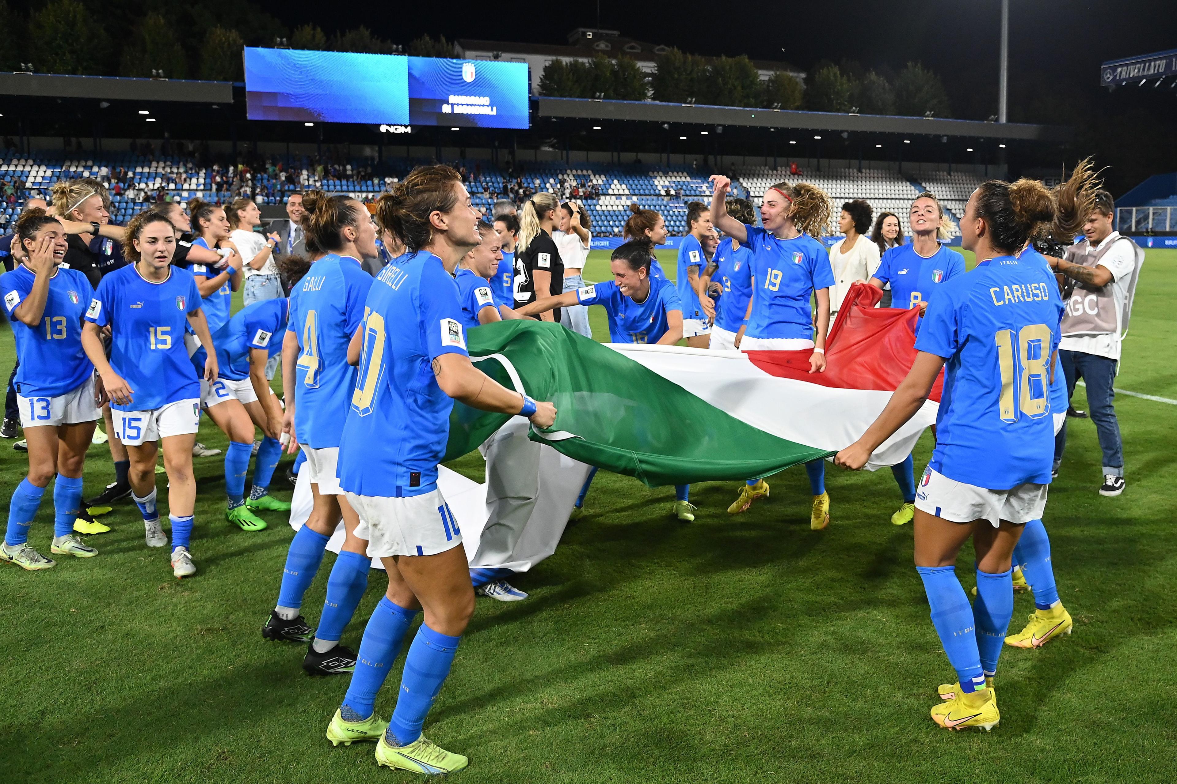 ROME, ITALY - SEPTEMBER 06:Italian players celebrates the victory during the FIFA Women\\'s World Cup 2023 Qualifier group G match between Italy and Romania at  on September 06, 2022 in Rome , Italy. (Photo by Alessandro Sabattini/Getty Images)