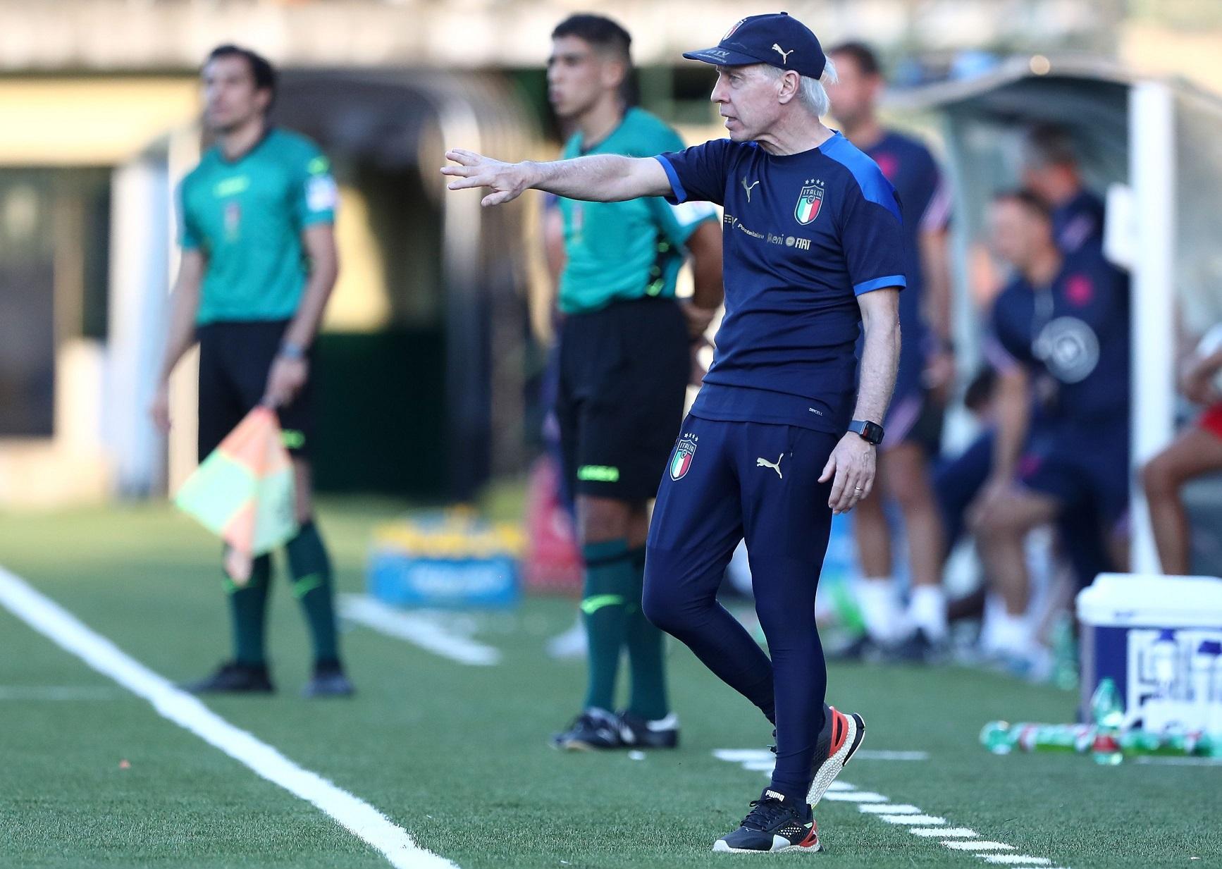 VERCELLI, ITALY - AUGUST 23: Italy coach Daniele Zoratto issues instructions to his players during the International Friendly Match between Italy U16 v England U16 at Stadio Silvio Piola on August 23, 2022 in Vercelli, Italy. (Photo by Marco Luzzani/Getty Images)