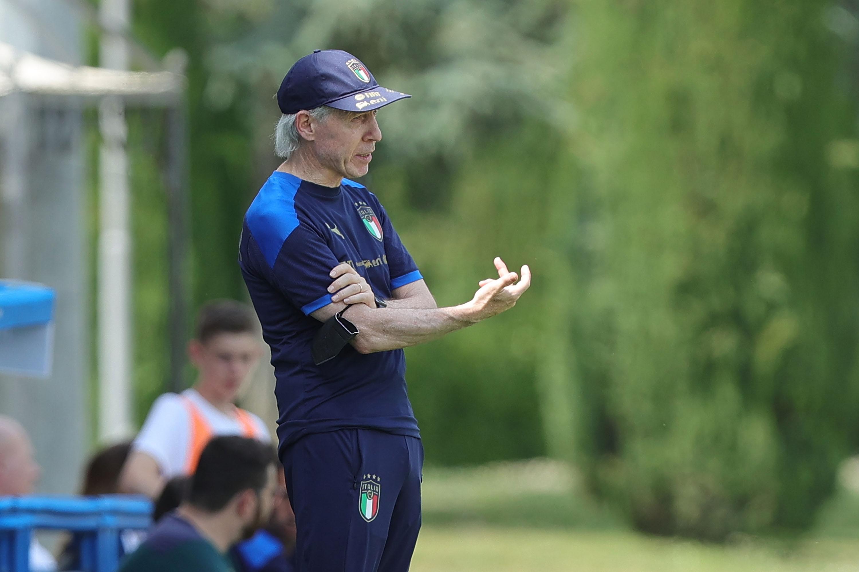 TIRRENIA, ITALY - MAY 31: Daniele Zoratto manager of Italy U16 gives instructions during the International Friendly match between Italy U16 and Spain U16 on May 30, 2022 in Tirrenia, Italy. (Photo by Gabriele Maltinti/Getty Images) *** Local Caption *** Daniele Zoratto