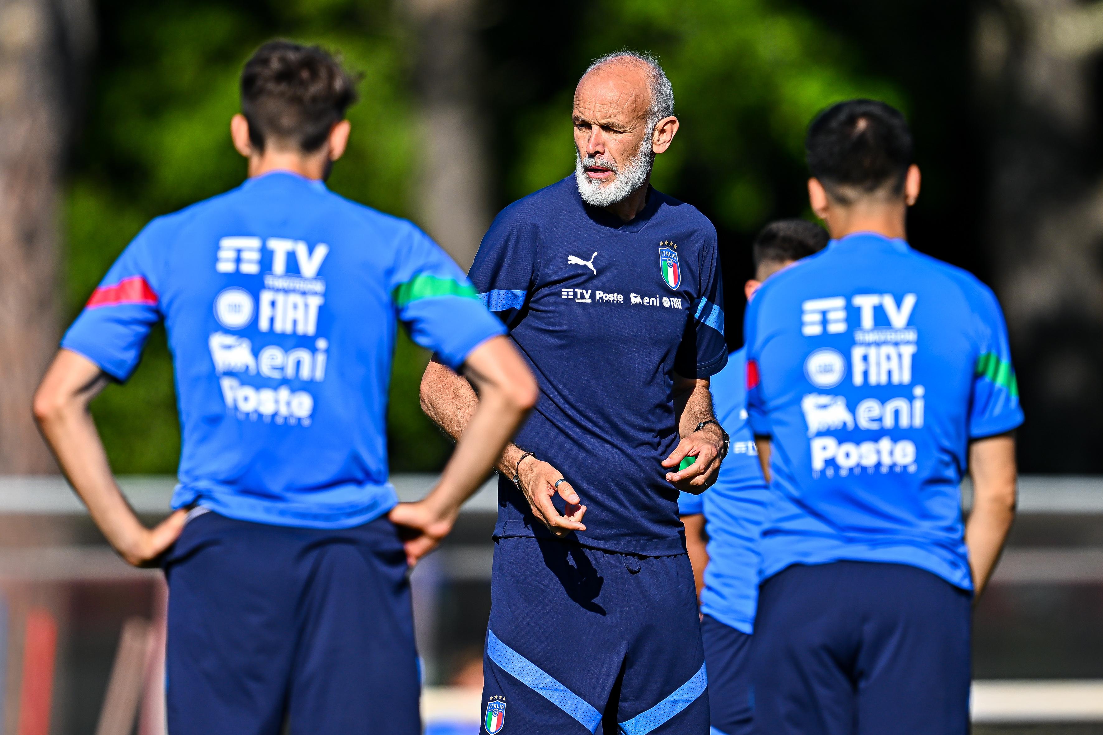 TIRRENIA, ITALY - MAY 31: Paolo Nicolato head coach of Italy (C) reacts during an Italy U21 Training Session on May 31, 2022 in Tirrenia, Italy. (Photo by Simone Arveda/Getty Images)