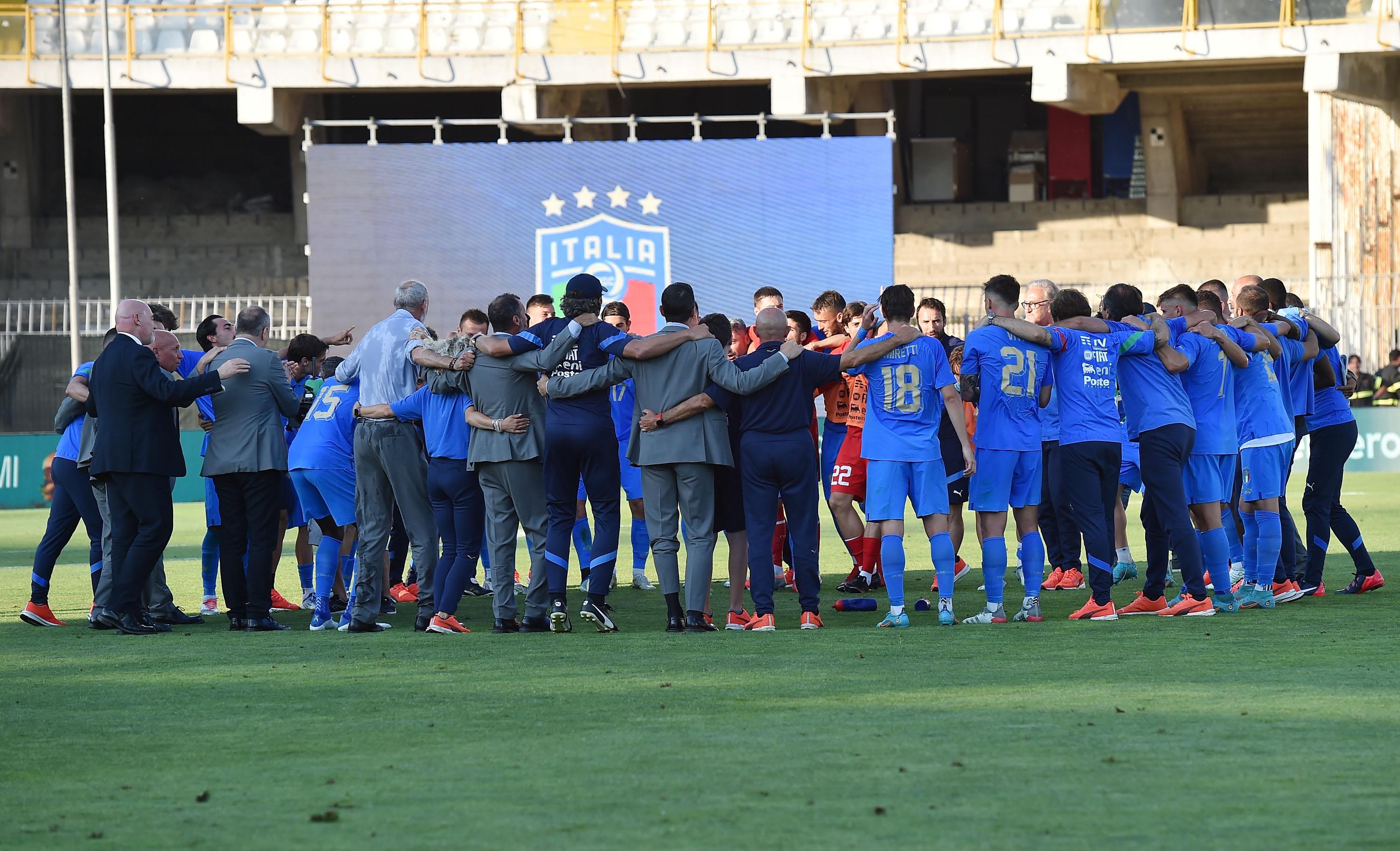 ASCOLI PICENO, ITALY - JUNE 14: Players of Italy U21 celebrate the victory after the UEFA European Under-21 Championship Qualifier Group F match between Italy U21 and Ireland U21 at Stadio Cino e Lillo Del Duca on June 14, 2022 in Ascoli Piceno, Italy. (Photo by Giuseppe Bellini/Getty Images)