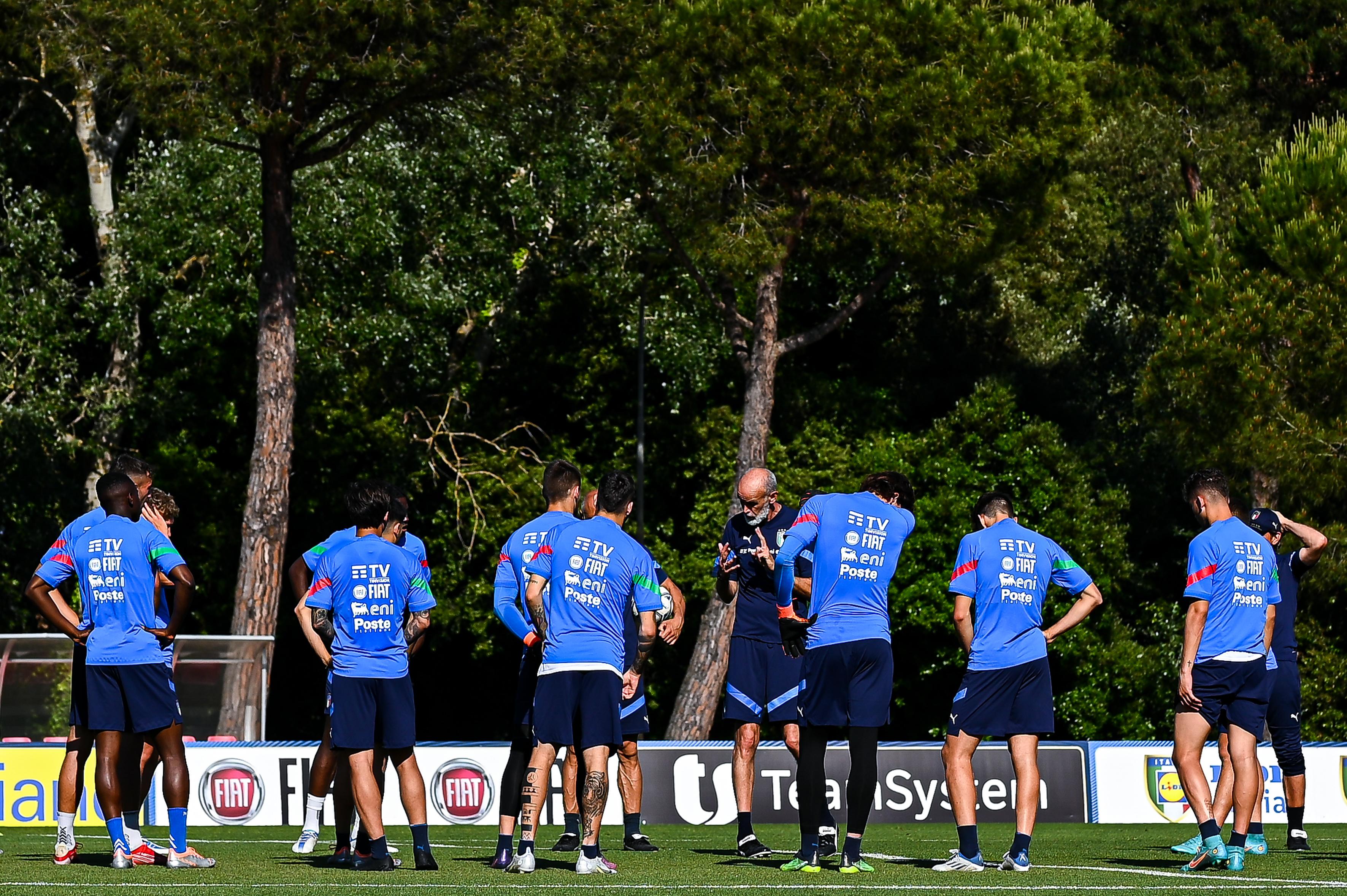 TIRRENIA, ITALY - MAY 31: Paolo Nicolato head coach of Italy (C) talks to his players during an Italy U21 Training Session on May 31, 2022 in Tirrenia, Italy. (Photo by Simone Arveda/Getty Images)