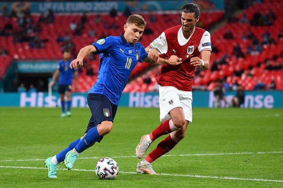 LONDON, ENGLAND - JUNE 26: Nicolo Barella of Italy battles for possession with Florian Grillitsch of Austria during the UEFA Euro 2020 Championship Round of 16 match between Italy and Austria at Wembley Stadium at Wembley Stadium on June 26, 2021 in London, England. (Photo by Claudio Villa/Getty Images)