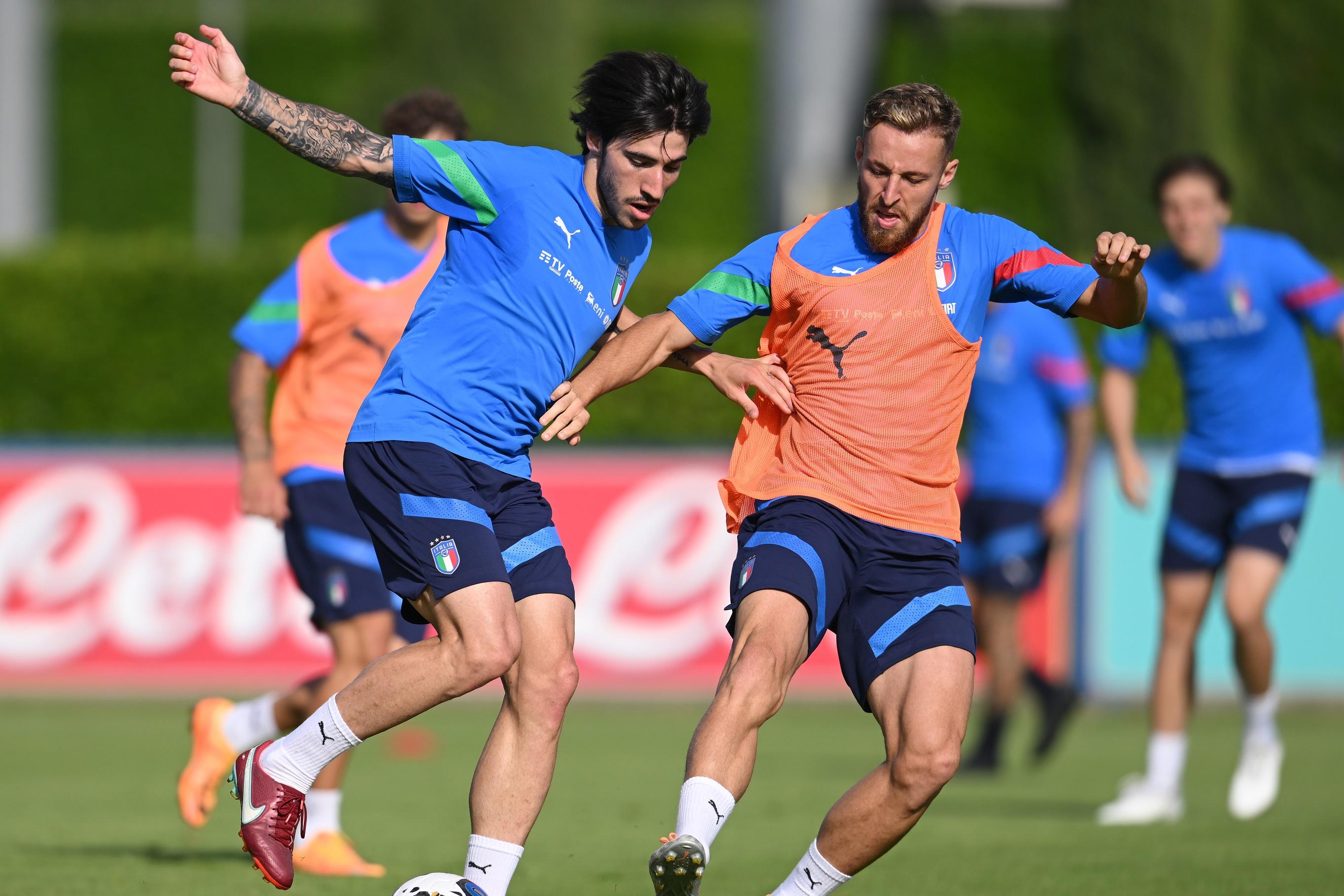 FLORENCE, ITALY - JUNE 08: Sandro Tonali and Davide Frattesi of Italy in action during an Italy training session at Centro Tecnico Federale di Coverciano on June 08, 2022 in Florence, Italy. (Photo by Claudio Villa/Getty Images)