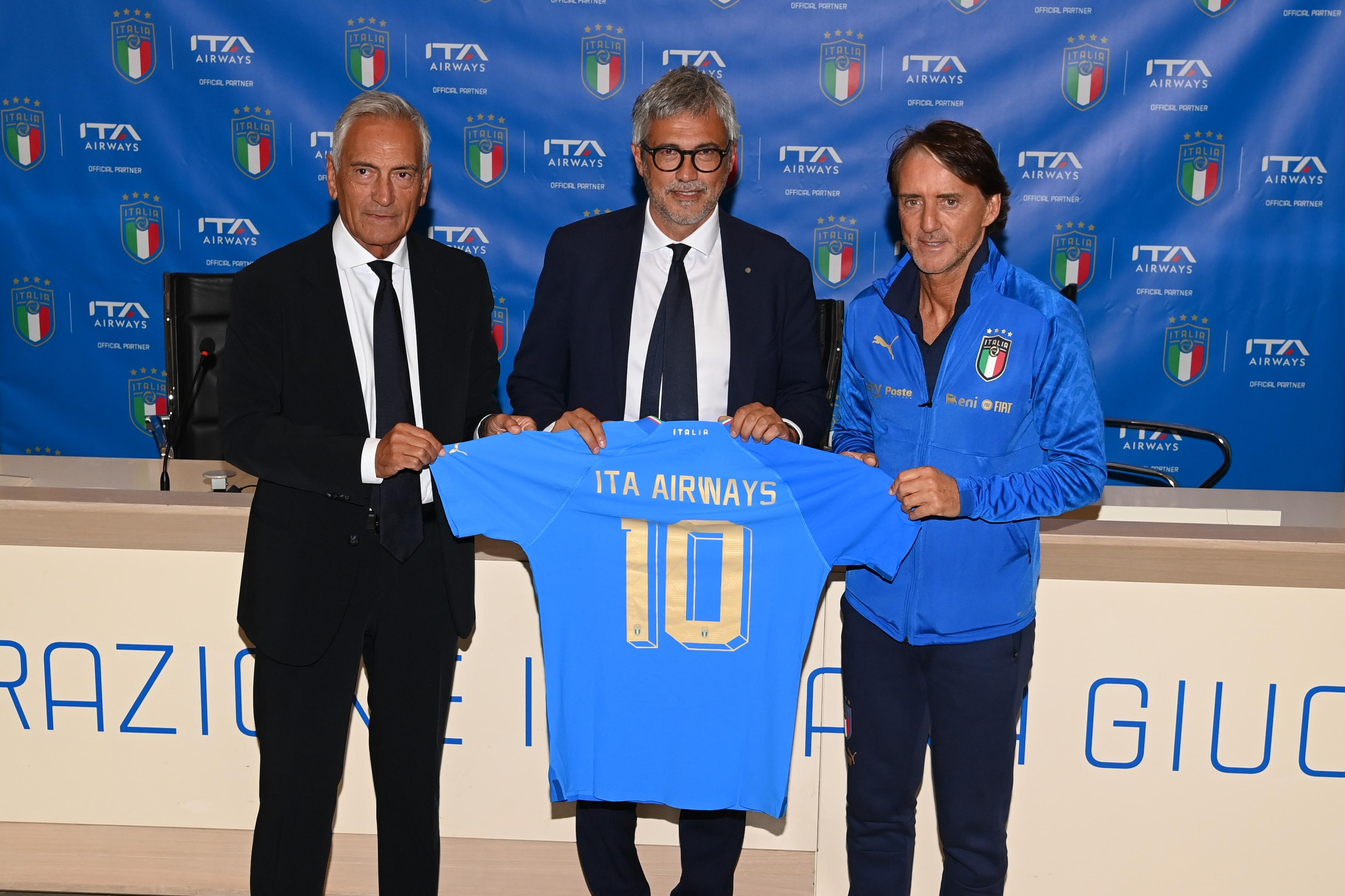 FLORENCE, ITALY - SEPTEMBER 22: President FIGC Gabriele Gravina, CEO ITA Airways Fabio Lazzerini and head coach Italy Roberto Mancini pose for a photo at Centro Tecnico Federale di Coverciano on September 22, 2022 in Florence, Italy. (Photo by Claudio Villa/Getty Images)