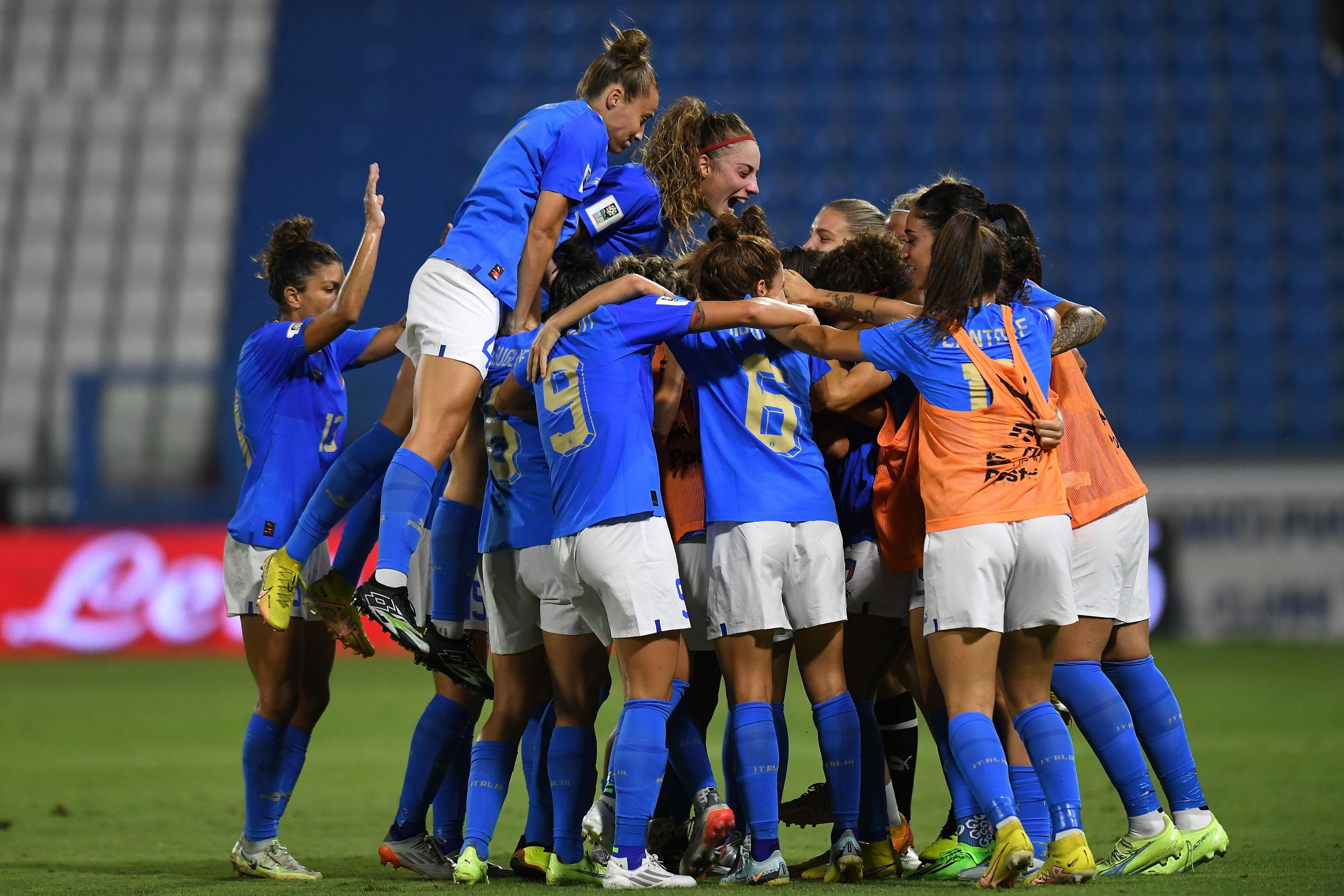 ROME, ITALY - SEPTEMBER 06: Lisa Boattin of Italy Women \\n celebrates after scoring her team second goal with teammatesduring the FIFA Women\\'s World Cup 2023 Qualifier group G match between Italy and Romania at  on September 06, 2022 in Rome , Italy. (Photo by Alessandro Sabattini/Getty Images)