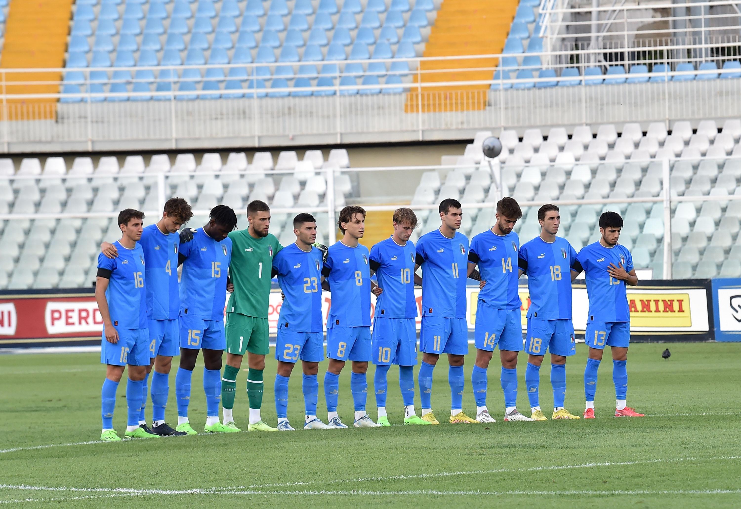 PESCARA, ITALY - SEPTEMBER 22: Italy's U21 players hold a minute of silence for the victims of the recent storms in the area of Marche Italy prior the International Friendly Match between Italy U21 and England U21 at Stadio Adriatico Giovanni Cornacchia on September 22, 2022 in Pescara, Italy. (Photo by Giuseppe Bellini/Getty Images)