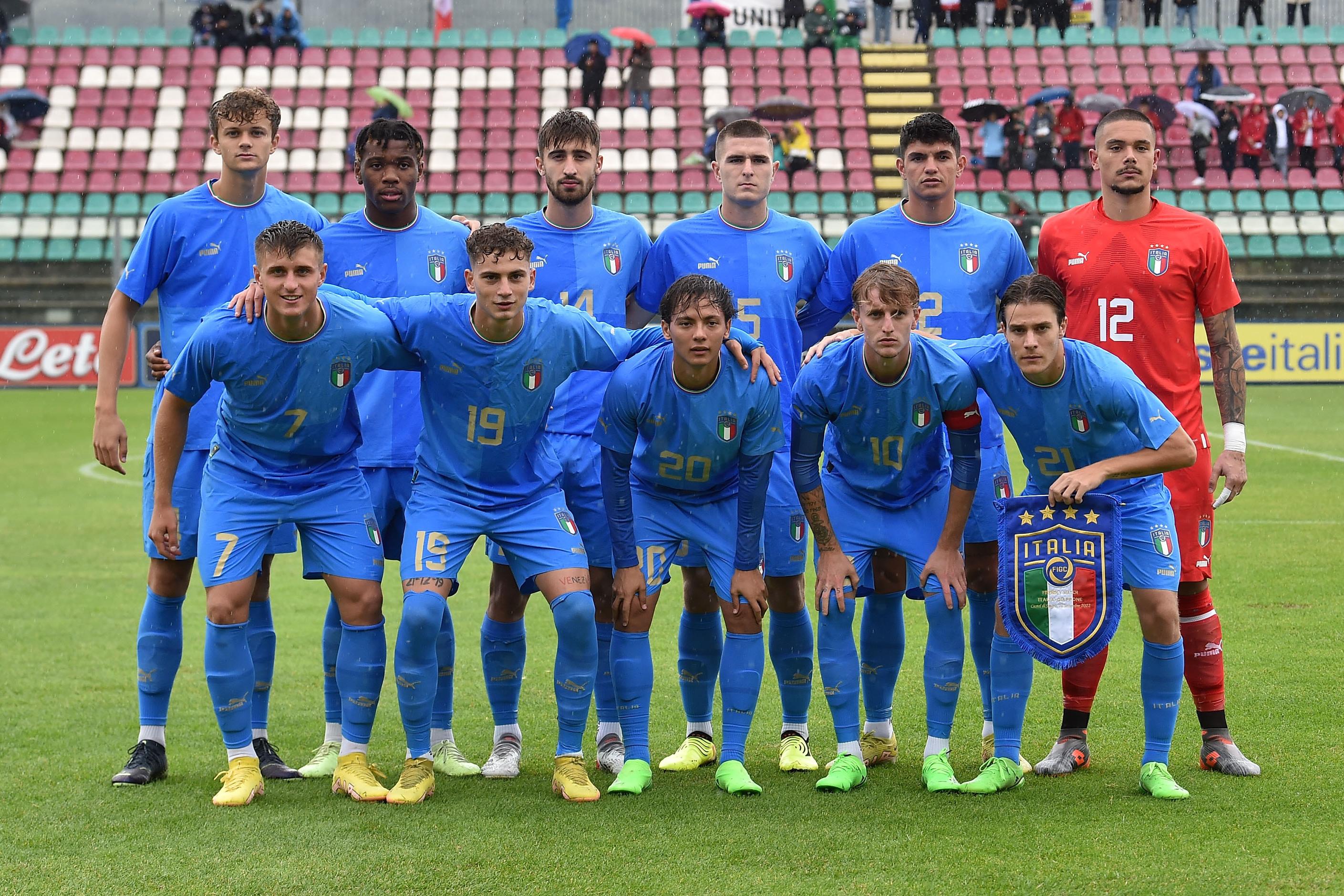 CASTEL DI SANGRO, ITALY - SEPTEMBER 26:  Team of Italy U21 prior the International Friendly Match between Italy U21 and Japan U21 at Stadio Teofilo Patini on September 26, 2022 in Castel di Sangro, Italy.  (Photo by Giuseppe Bellini/Getty Images)