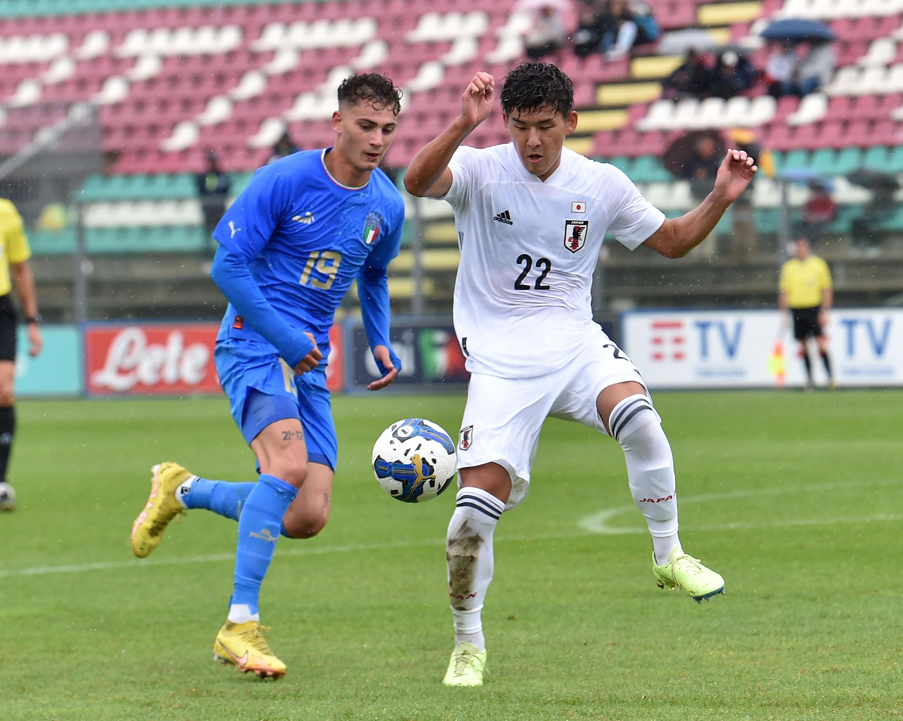CASTEL DI SANGRO, ITALY - SEPTEMBER 26: Sebastiano Esposito of Italy U21 and Ryuya Nishio of Japan U21 in action during the International Friendly Match between Italy U21 and Japan U21 at Stadio Teofilo Patini on September 26, 2022 in Castel di Sangro, Italy. (Photo by Giuseppe Bellini/Getty Images) *** Local Caption *** Sebastiano EspositoRyuya Nishio