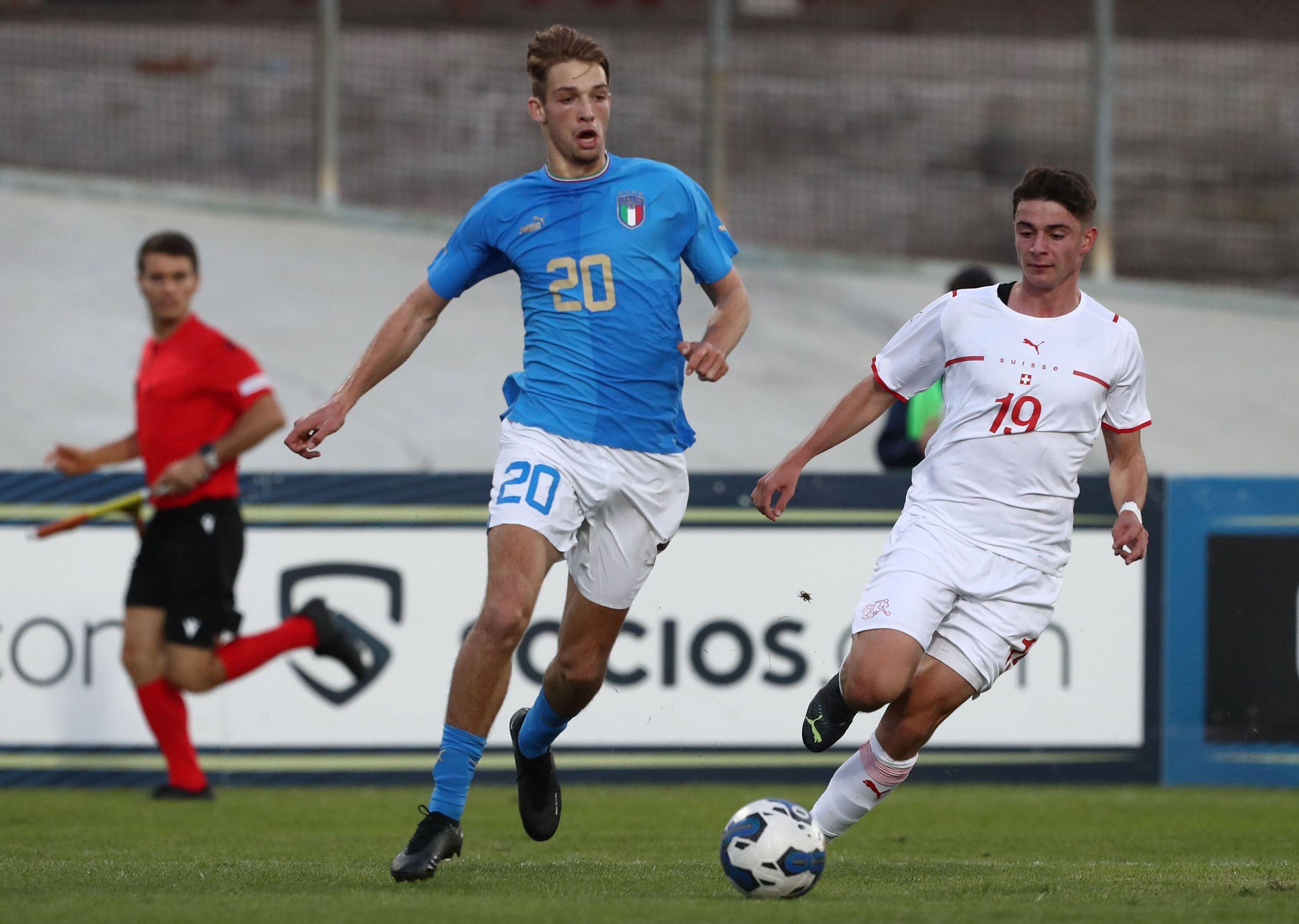 VARESE, ITALY - SEPTEMBER 27: Luciano Valente of Italy competes for the ball with Silvan Schwegler of Switzerland during the International Friendly Match between Italy U20 and Switzerland U20 at Stadio Franco Ossola on September 27, 2022 in Varese, Italy. (Photo by Marco Luzzani/Getty Images)