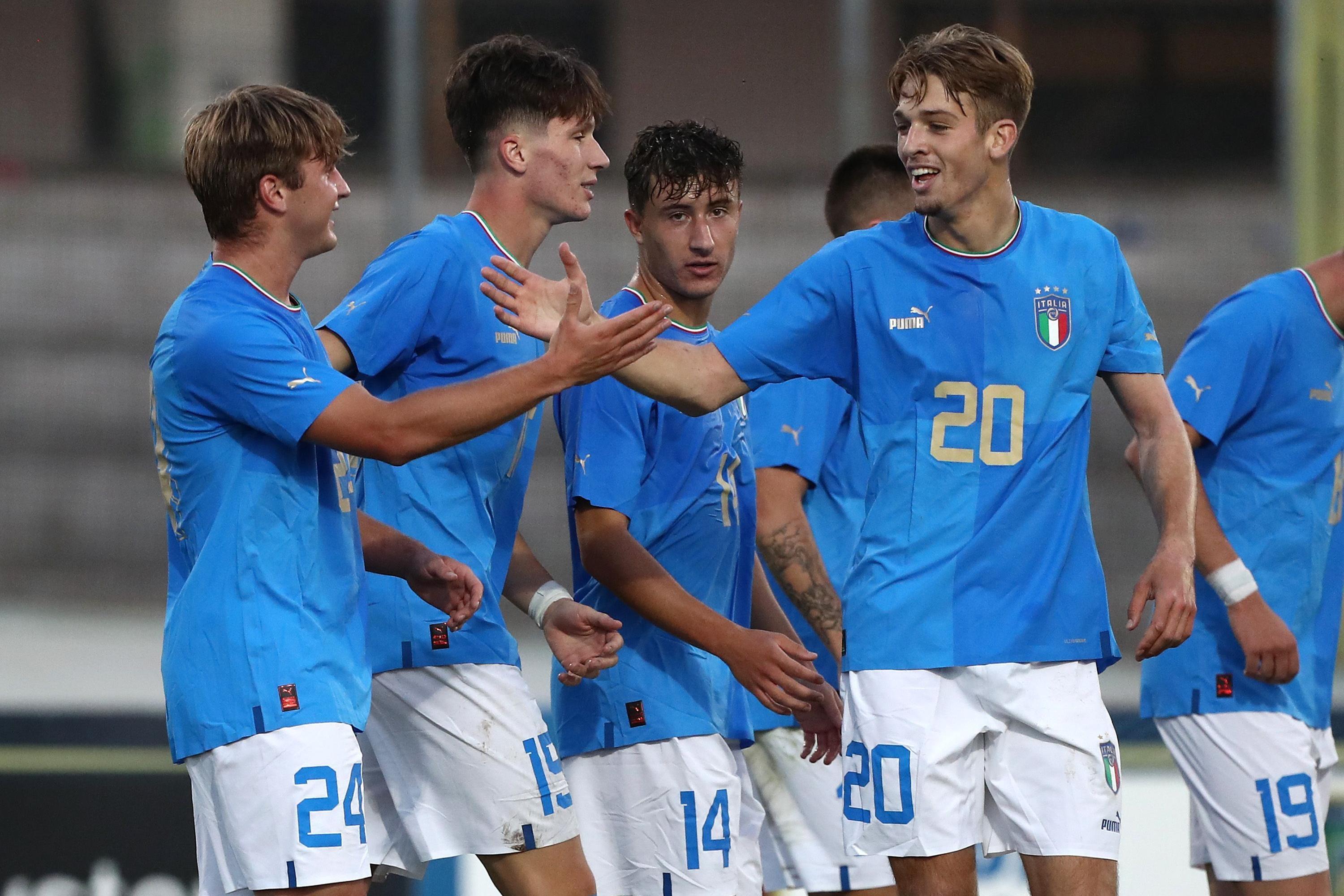 VARESE, ITALY - SEPTEMBER 27: Tommaso De Nipoti (L) of Italy celebrates his goal with his team-mate Luciano Valente during the International Friendly Match between Italy U20 and Switzerland U20 at Stadio Franco Ossola on September 27, 2022 in Varese, Italy. (Photo by Marco Luzzani/Getty Images)