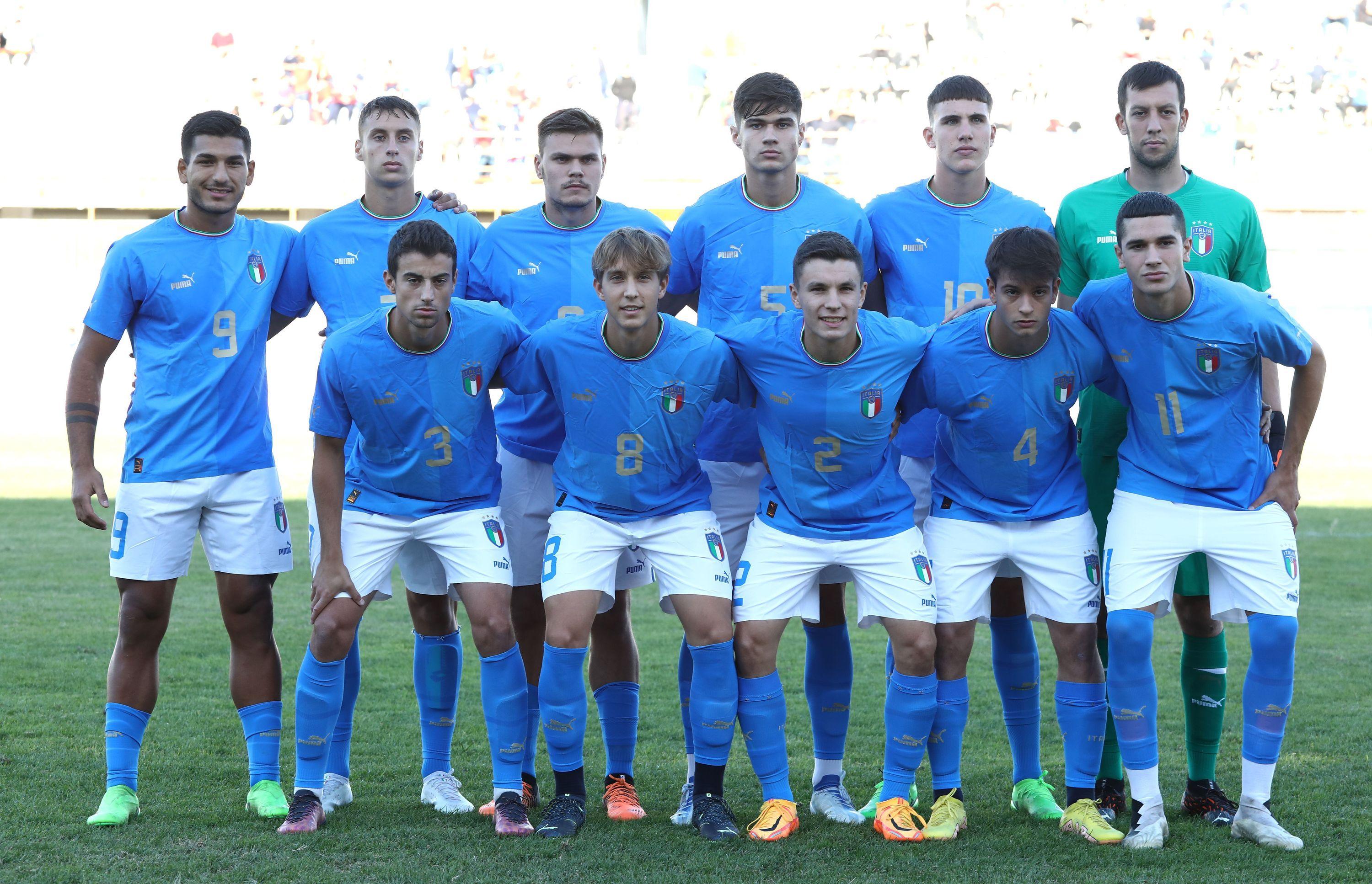 VARESE, ITALY - SEPTEMBER 27: Italy team line up before the International Friendly Match between Italy U20 and Switzerland U20 at Stadio Franco Ossola on September 27, 2022 in Varese, Italy. (Photo by Marco Luzzani/Getty Images)