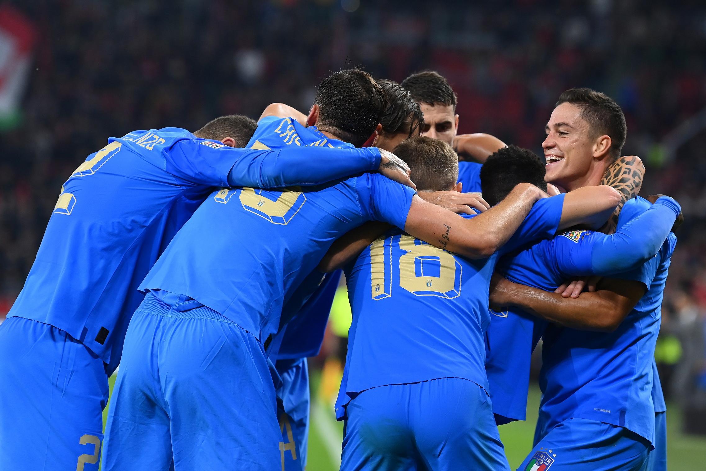 BUDAPEST, HUNGARY - SEPTEMBER 26:  Giacomo Raspadori of Italy celebrates with team-mates after scoring the goal during the UEFA Nations League League A Group 3 match between Hungary and Italy at Puskas Arena on September 26, 2022 in Budapest, Hungary. (Photo by Claudio Villa/Getty Images)