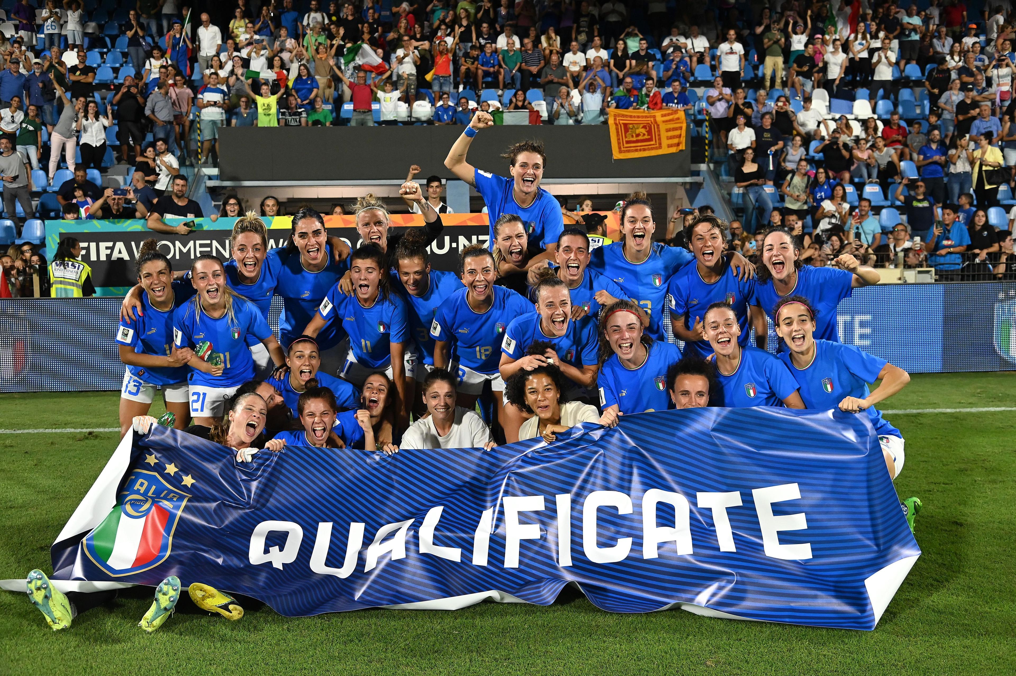 ROME, ITALY - SEPTEMBER 06:Italian players celebrates the victory during the FIFA Women's World Cup 2023 Qualifier group G match between Italy and Romania at on September 06, 2022 in Rome , Italy. (Photo by Alessandro Sabattini/Getty Images)