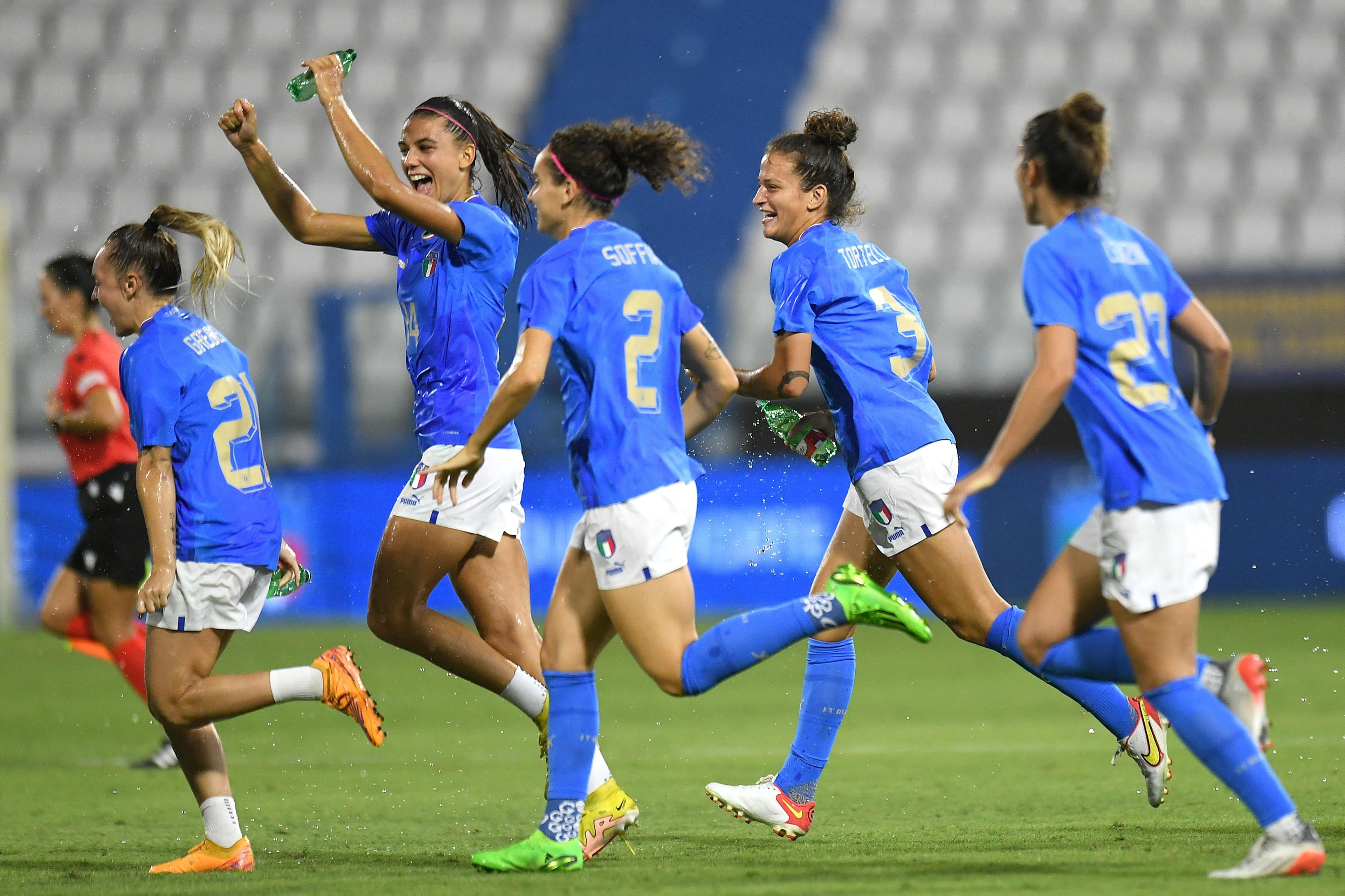 ROME, ITALY - SEPTEMBER 06:Italian players celebrates the victory during the FIFA Women's World Cup 2023 Qualifier group G match between Italy and Romania at on September 06, 2022 in Rome , Italy. (Photo by Alessandro Sabattini/Getty Images)