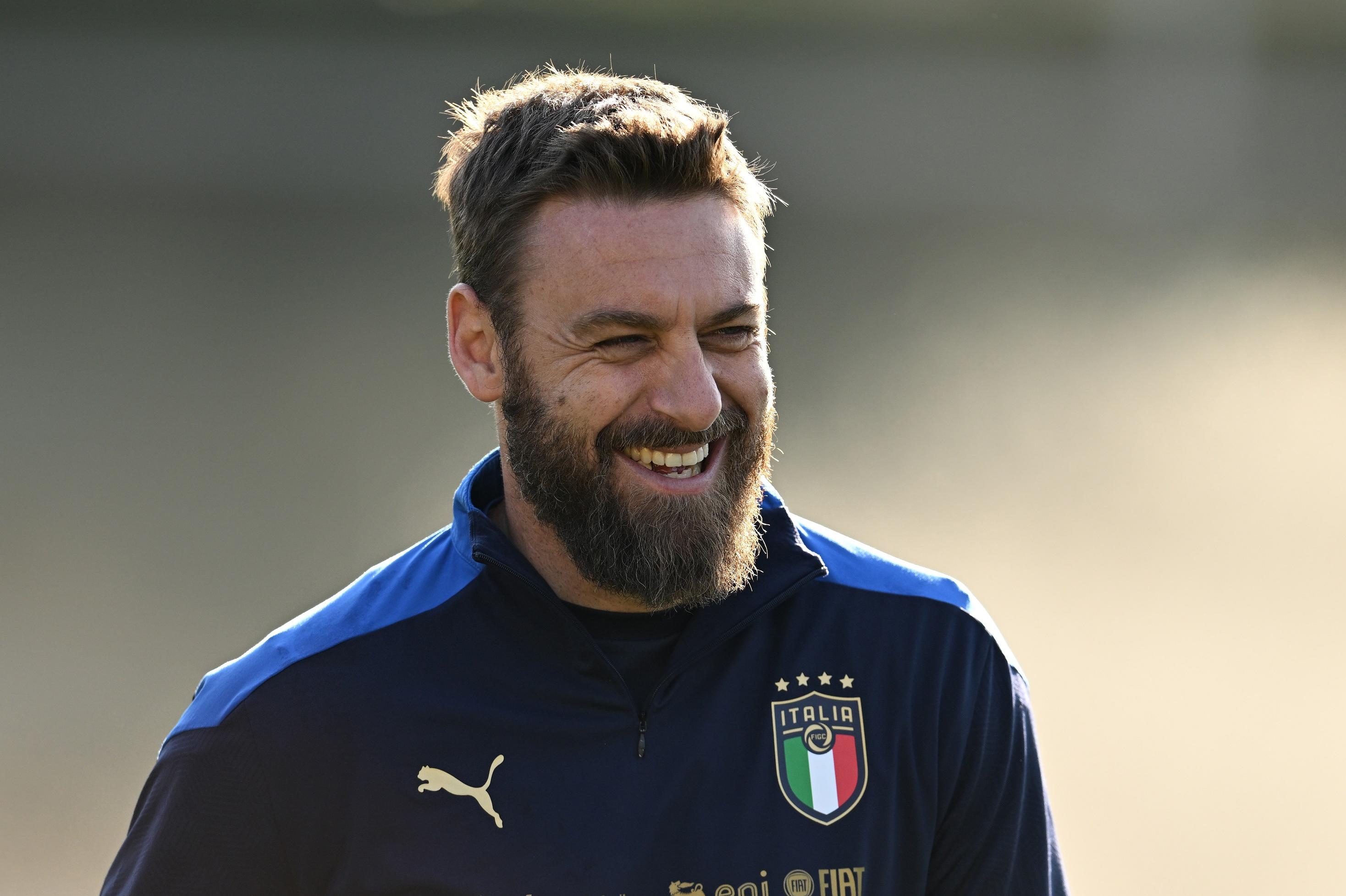 FLORENCE, ITALY - MARCH 22: Assistant coach Daniele De Rossi of Italy smiles during a Italy training session at Centro Tecnico Federale di Coverciano on March 22, 2022 in Florence, Italy. (Photo by Claudio Villa/Getty Images)