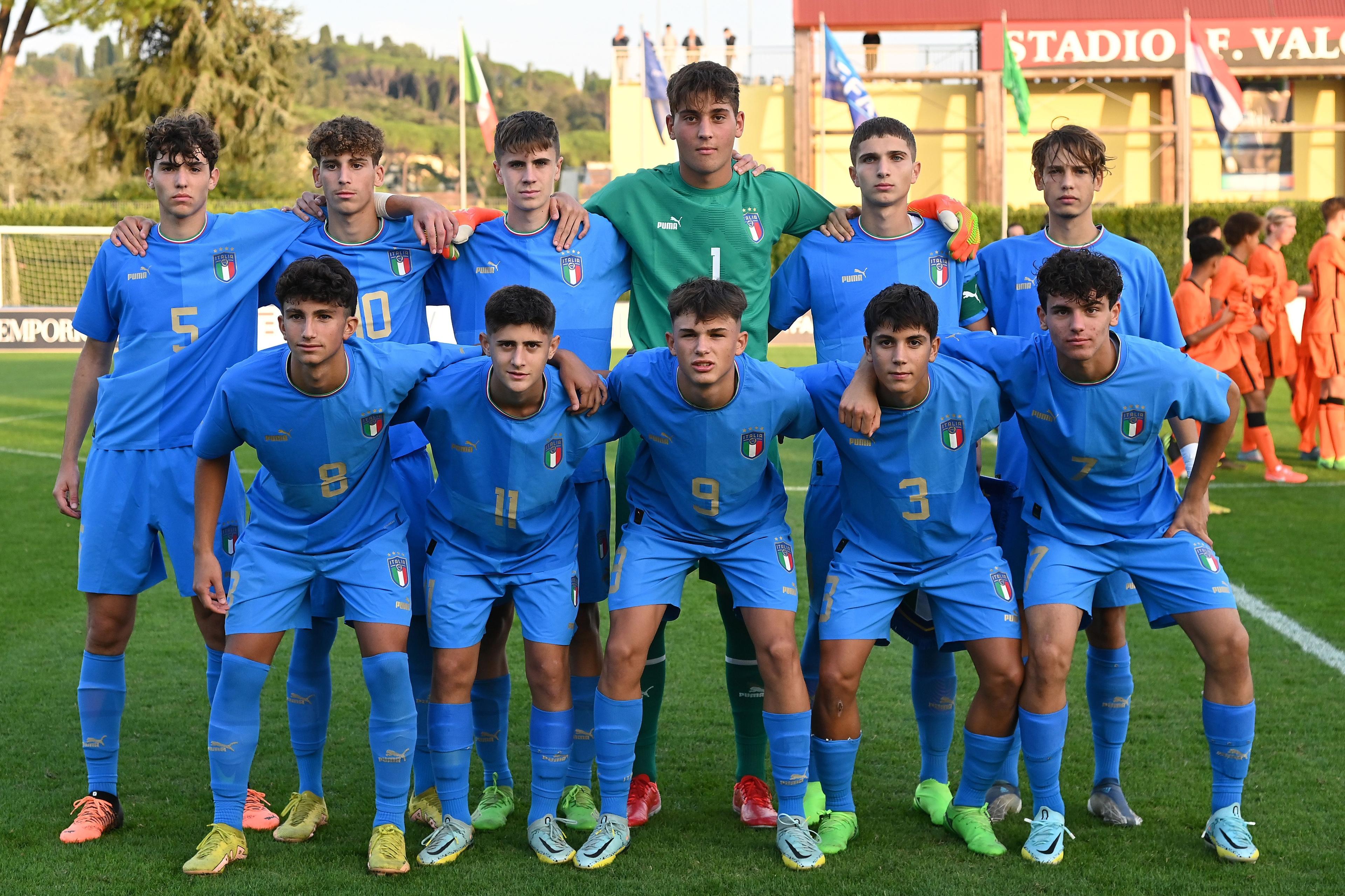 FLORENCE, ITALY - OCTOBER 11: Italy U16 team line up during the International Friendly match between Italy U16 and Netherlands U16 at Centro Tecnico Federale di Coverciano on October 11, 2022 in Florence, Italy. (Photo by Alessandro Sabattini/Getty Images)