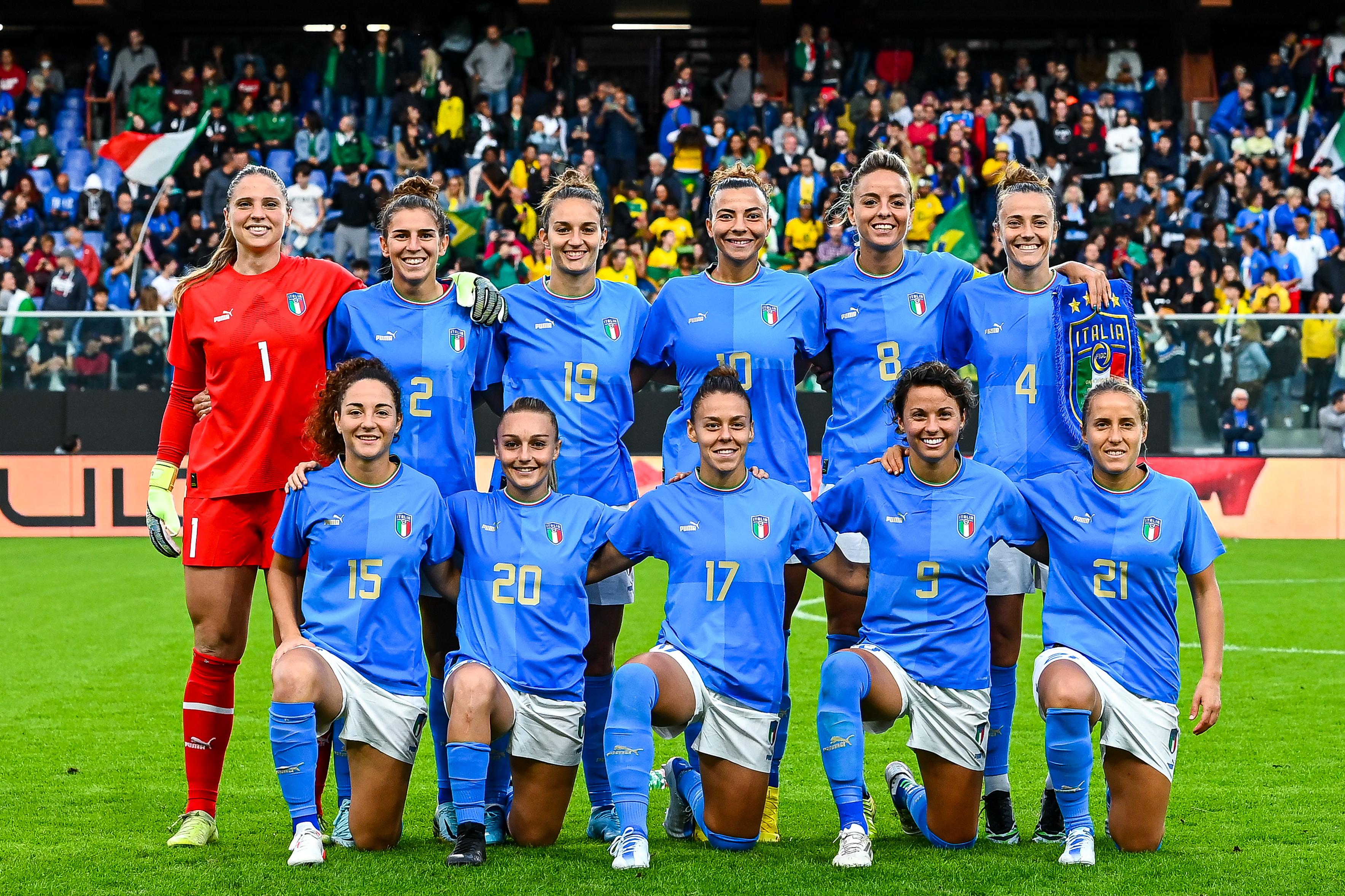 GENOA, ITALY - OCTOBER 10: Players of Italy pose for a team picture prior to kick-off in the Women\\u2019s International Friendly match between Italy and Brazil at Stadio Luigi Ferraris on October 10, 2022 in Genoa, Italy. (Photo by Simone Arveda/Getty Images)