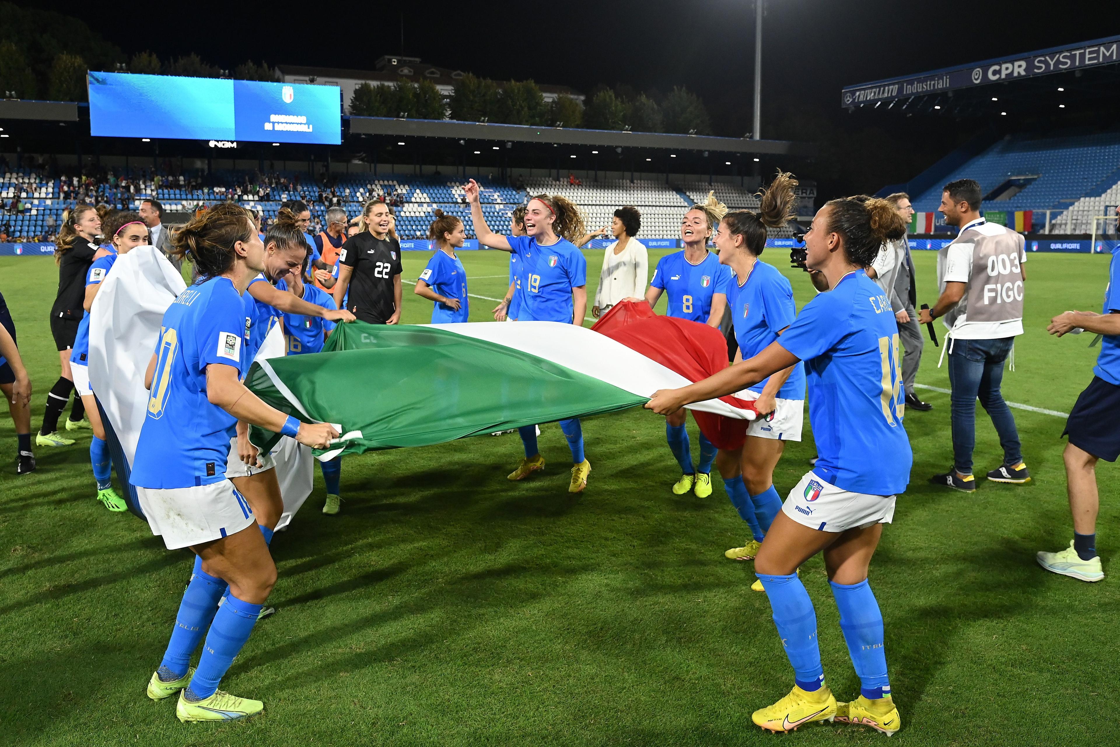 ROME, ITALY - SEPTEMBER 06:Italian players celebrates the victory during the FIFA Women\\'s World Cup 2023 Qualifier group G match between Italy and Romania at  on September 06, 2022 in Rome , Italy. (Photo by Alessandro Sabattini/Getty Images)